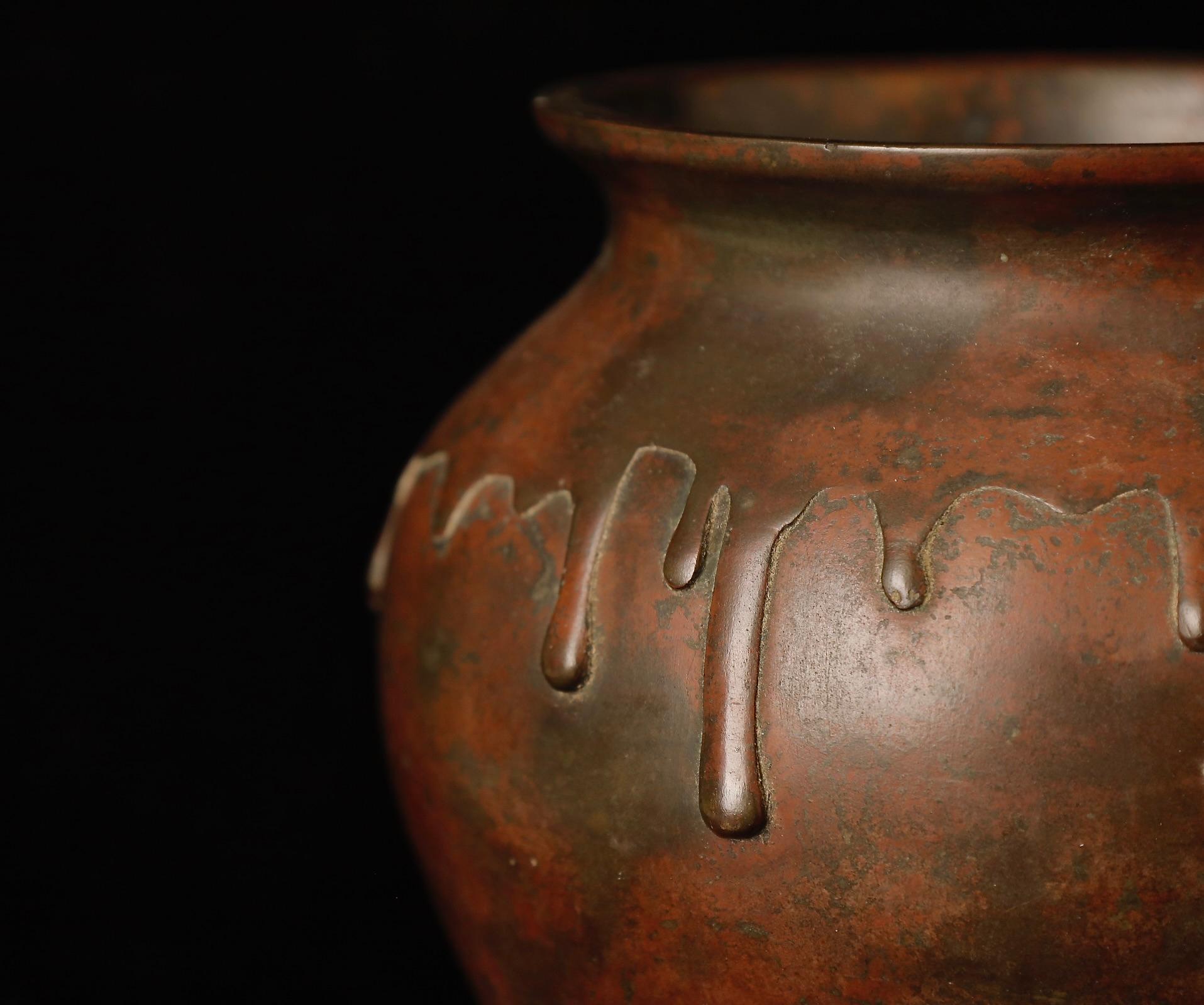 Japanese Bronze Vase with Drip Relief Design, Signed, Meiji–Taisho Period For Sale 1