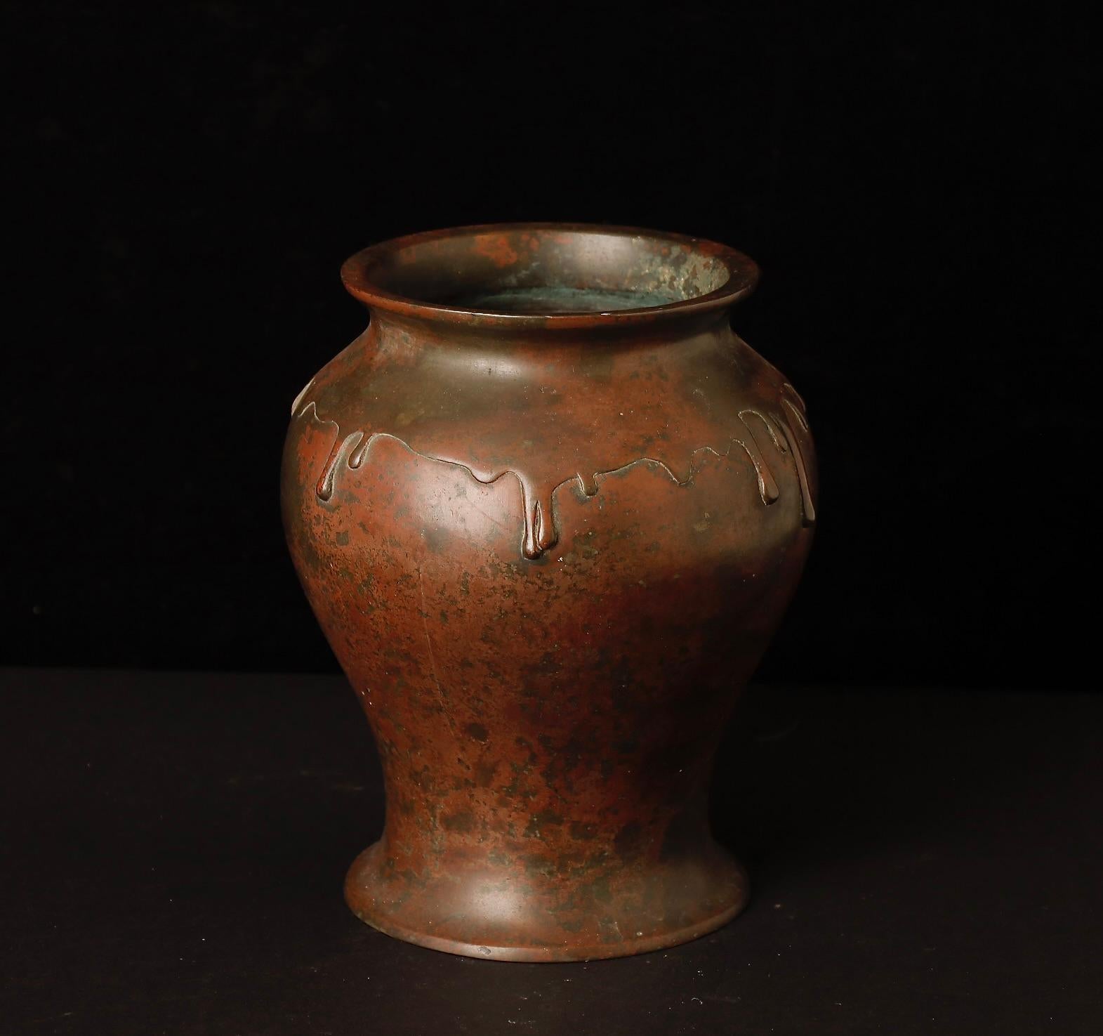Japanese Bronze Vase with Drip Relief Design, Signed, Meiji–Taisho Period For Sale 2