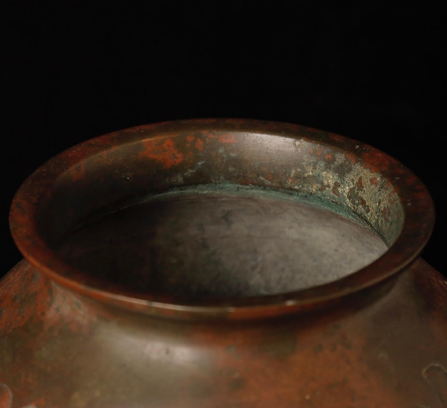 Japanese Bronze Vase with Drip Relief Design, Signed, Meiji–Taisho Period For Sale 3