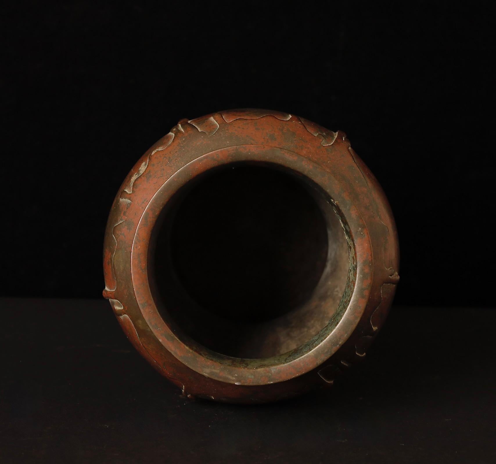 Japanese Bronze Vase with Drip Relief Design, Signed, Meiji–Taisho Period For Sale 4