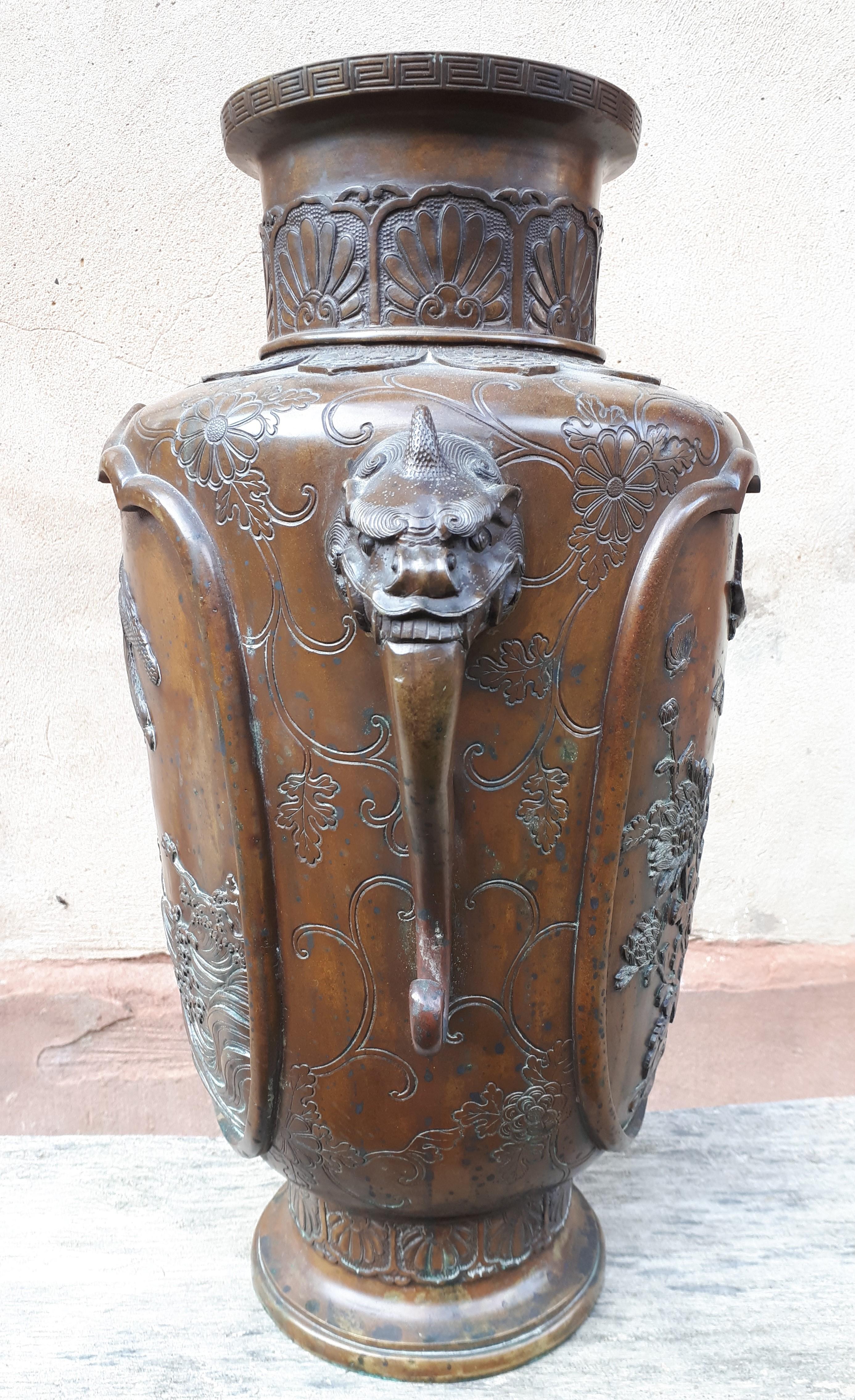 Patinated Japanese bronze vase with eagle decoration, Japan Meiji period