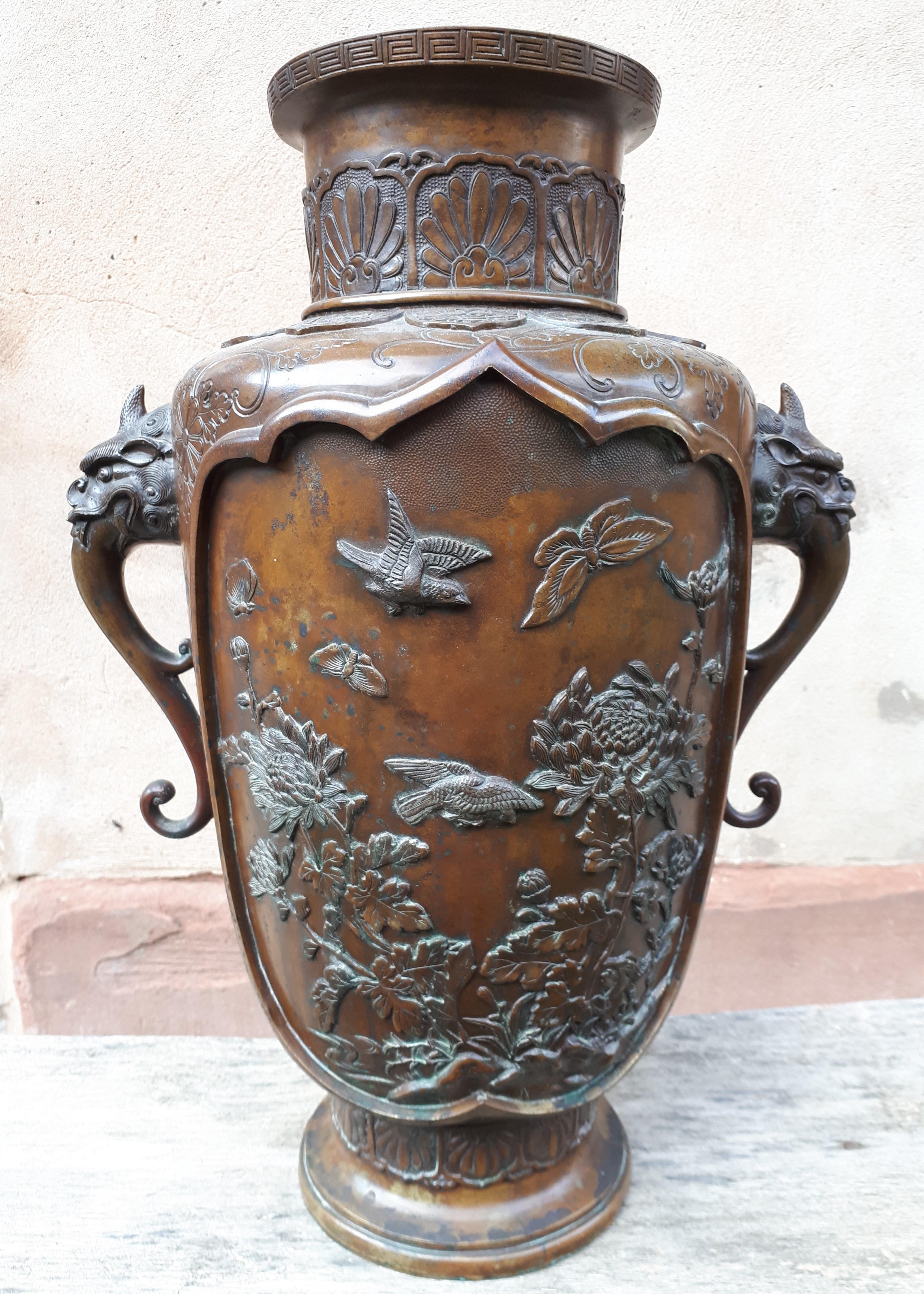 Japanese bronze vase with eagle decoration, Japan Meiji period In Good Condition In Saverne, Grand Est