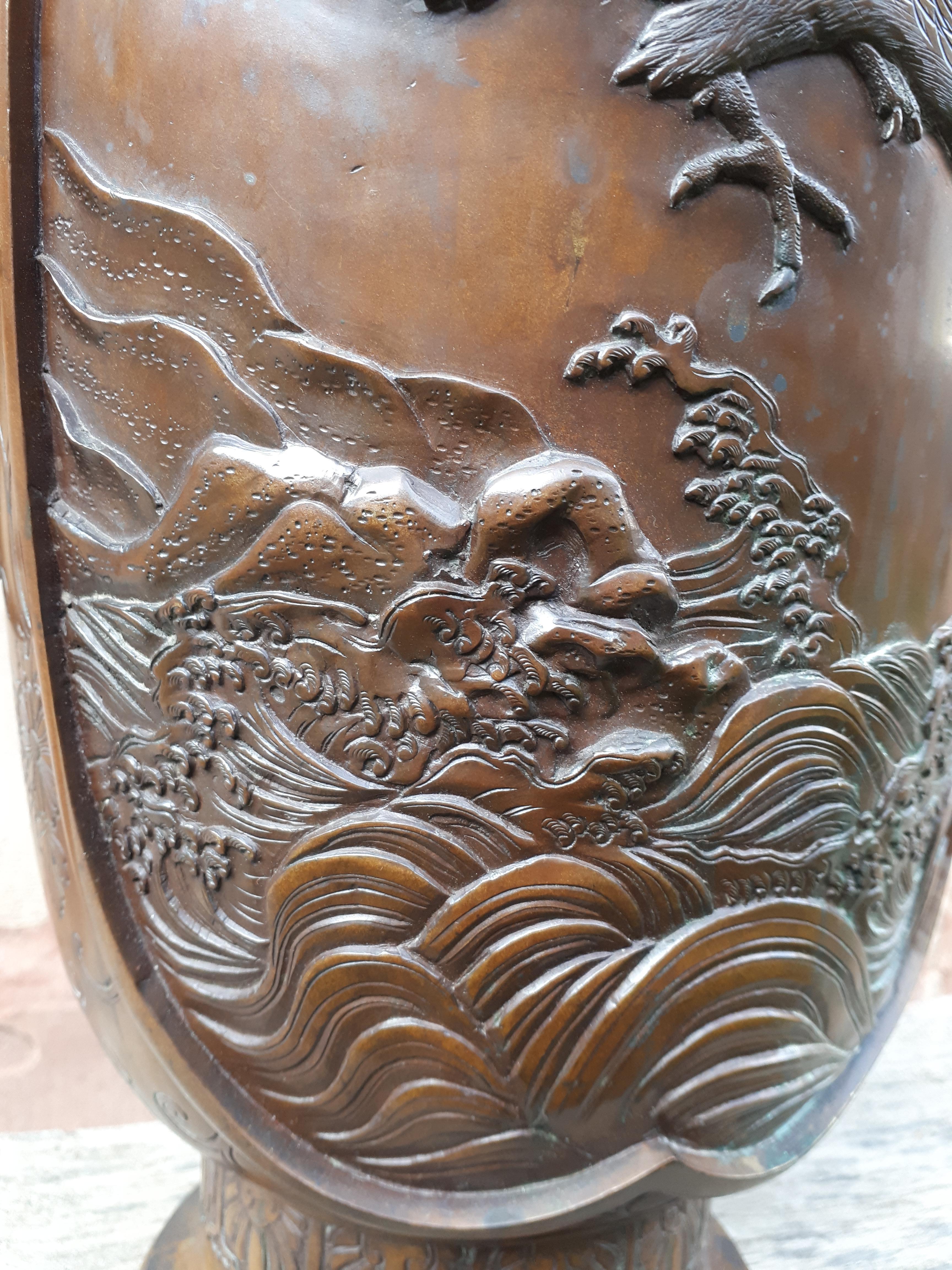 Bronze Japanese bronze vase with eagle decoration, Japan Meiji period
