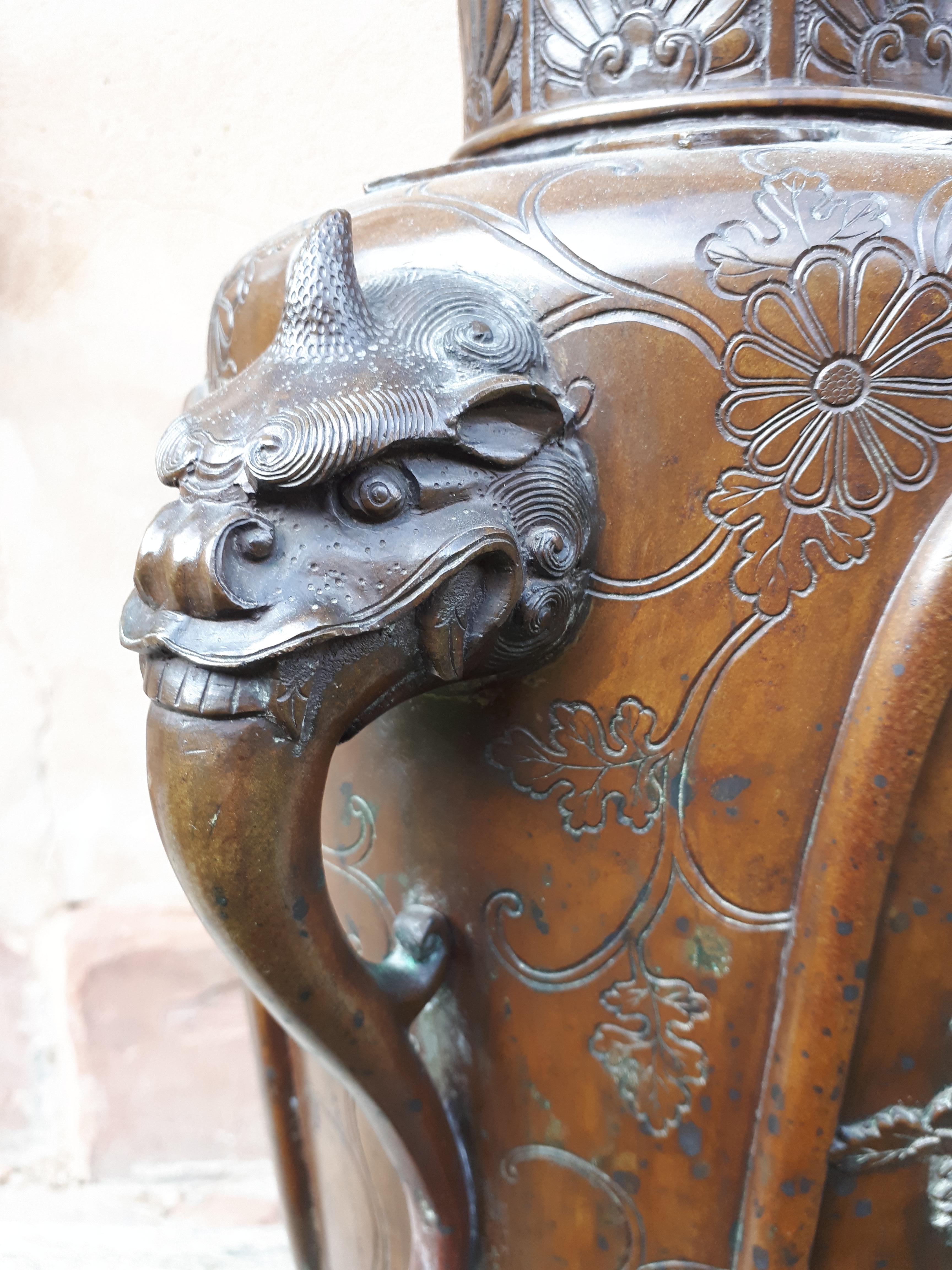 Japanese bronze vase with eagle decoration, Japan Meiji period 2