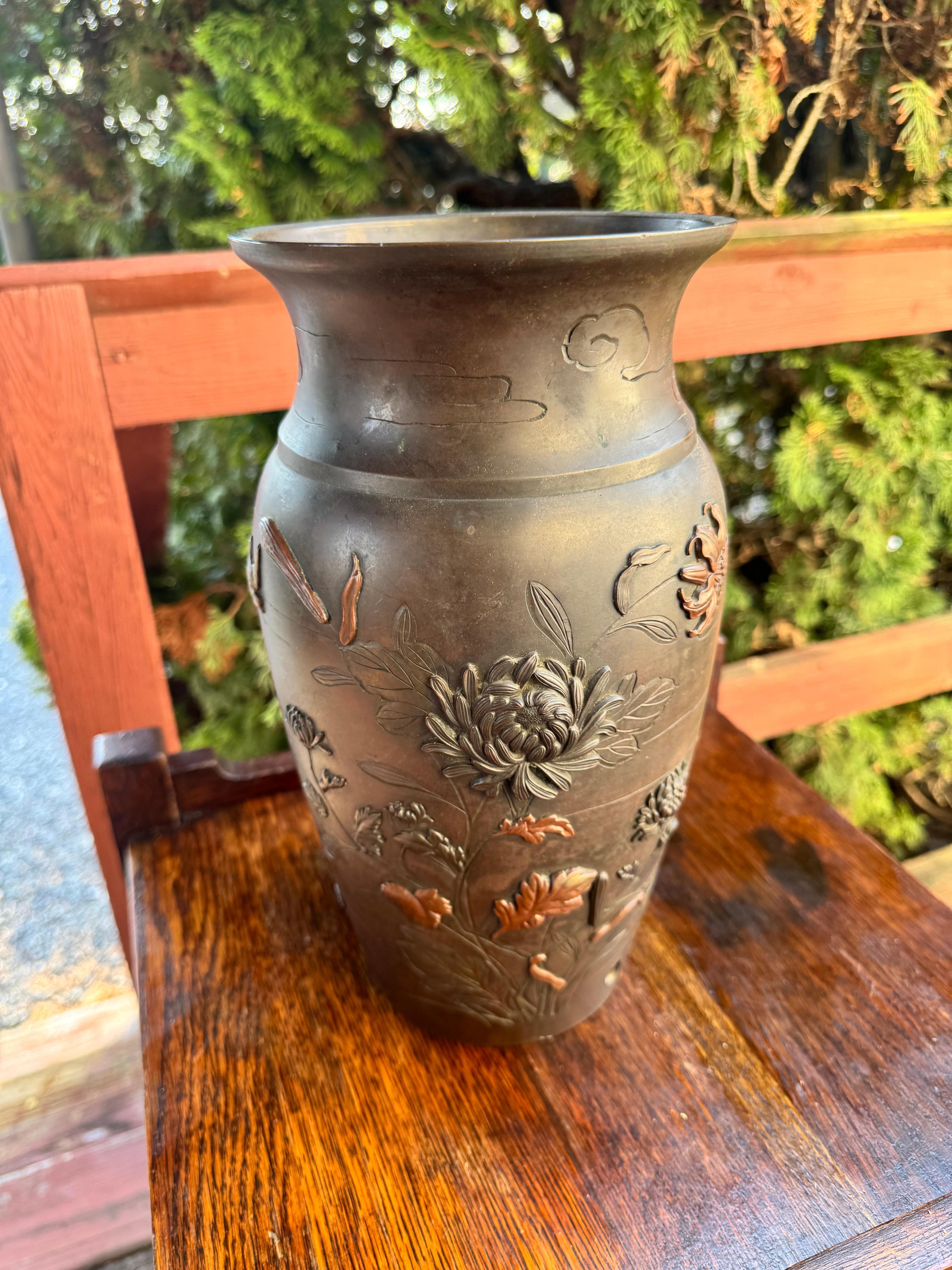 Vaso antico giapponese in bronzo con accenti dipinti - F8191

Si tratta di un vaso di bronzo giapponese pesante e molto decorato, in ottime condizioni. Presenta uccelli e piante giapponesi in alto rilievo, con alcuni accenti colorati.  Ci sono sia