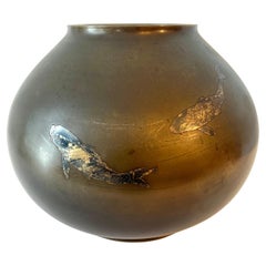 Vase asiatique en bronze avec incrustation d'argent et poisson koï gravé
