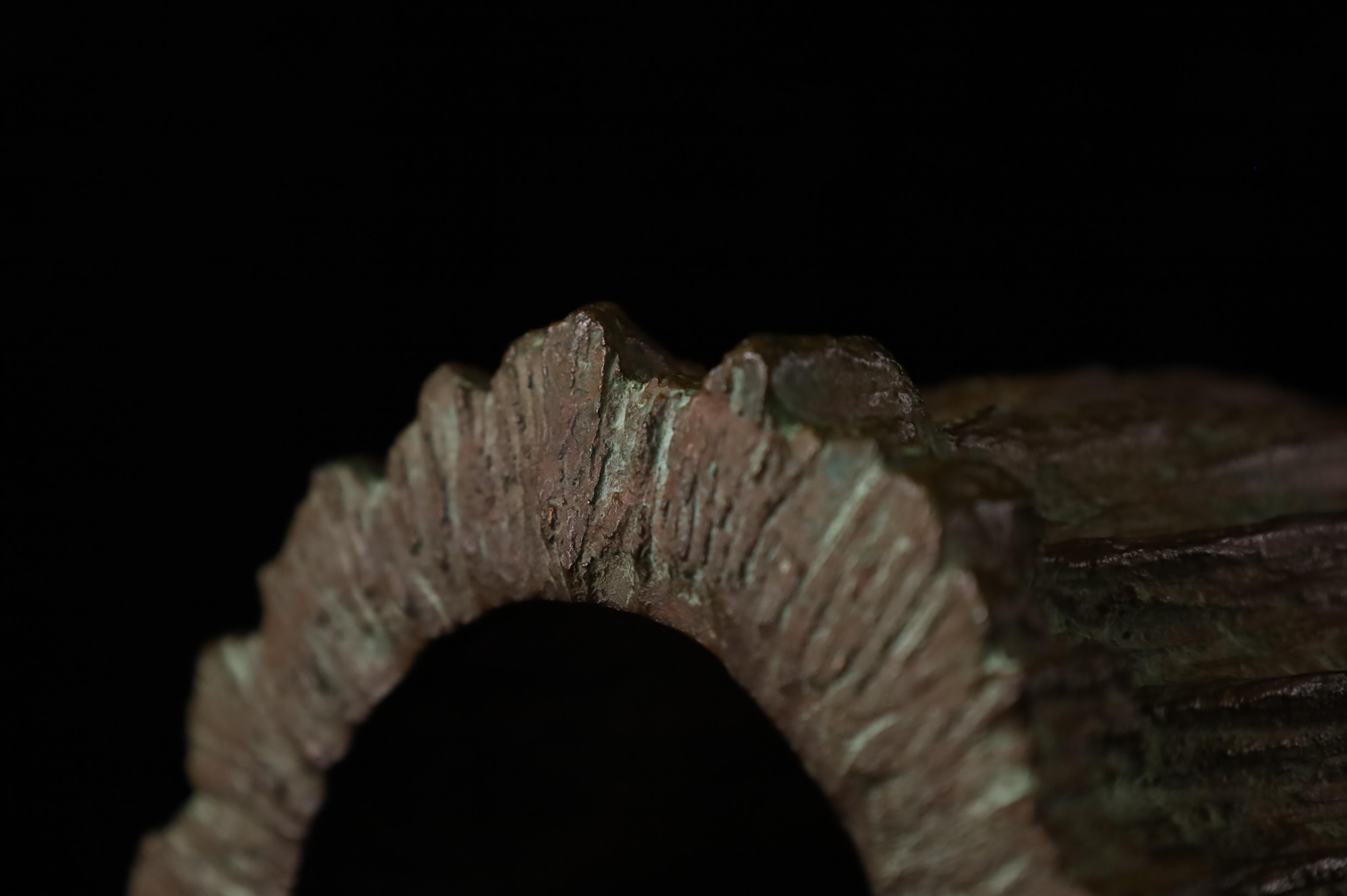Vaso giapponese in bronzo con corteccia d'albero, firmato, XX secolo in vendita 9