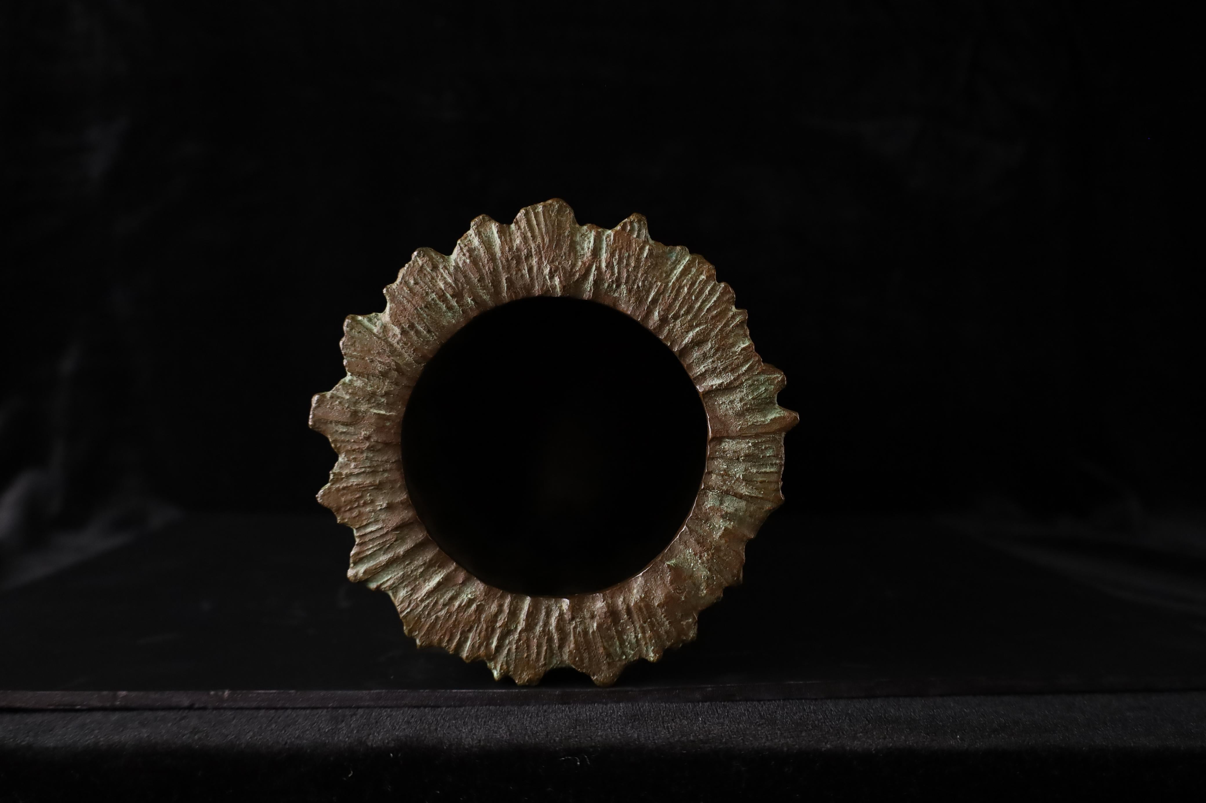 Vaso giapponese in bronzo con corteccia d'albero, firmato, XX secolo in vendita 10