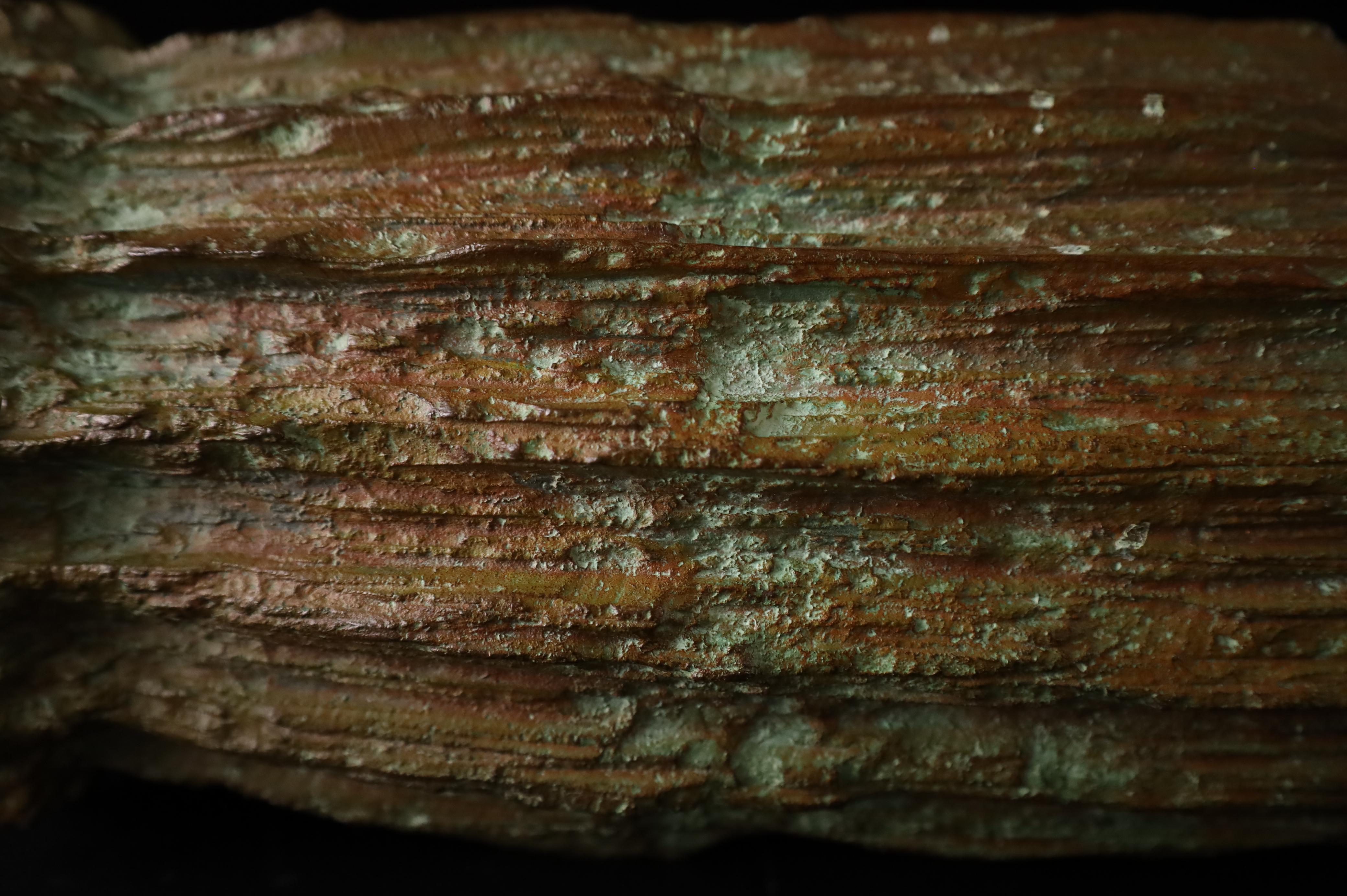 Vaso giapponese in bronzo con corteccia d'albero, firmato, XX secolo in vendita 12