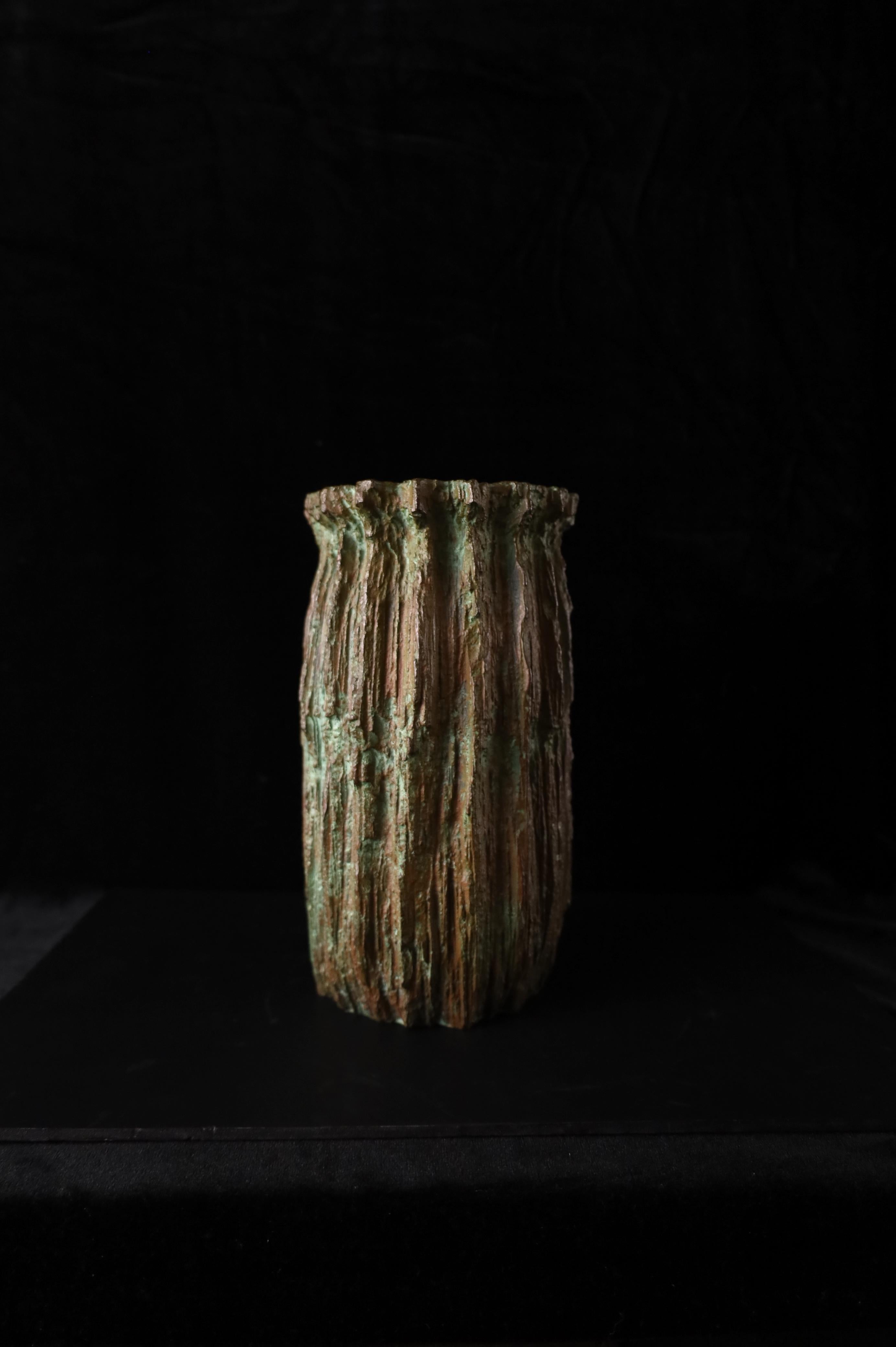 Questo sorprendente vaso giapponese in bronzo del XX secolo evoca la consistenza e il ritmo della natura attraverso la sua superficie scultorea, simile a una corteccia. Fuso in bronzo pesante e con un peso di 4,9 kg, il vaso è una dichiarazione sia