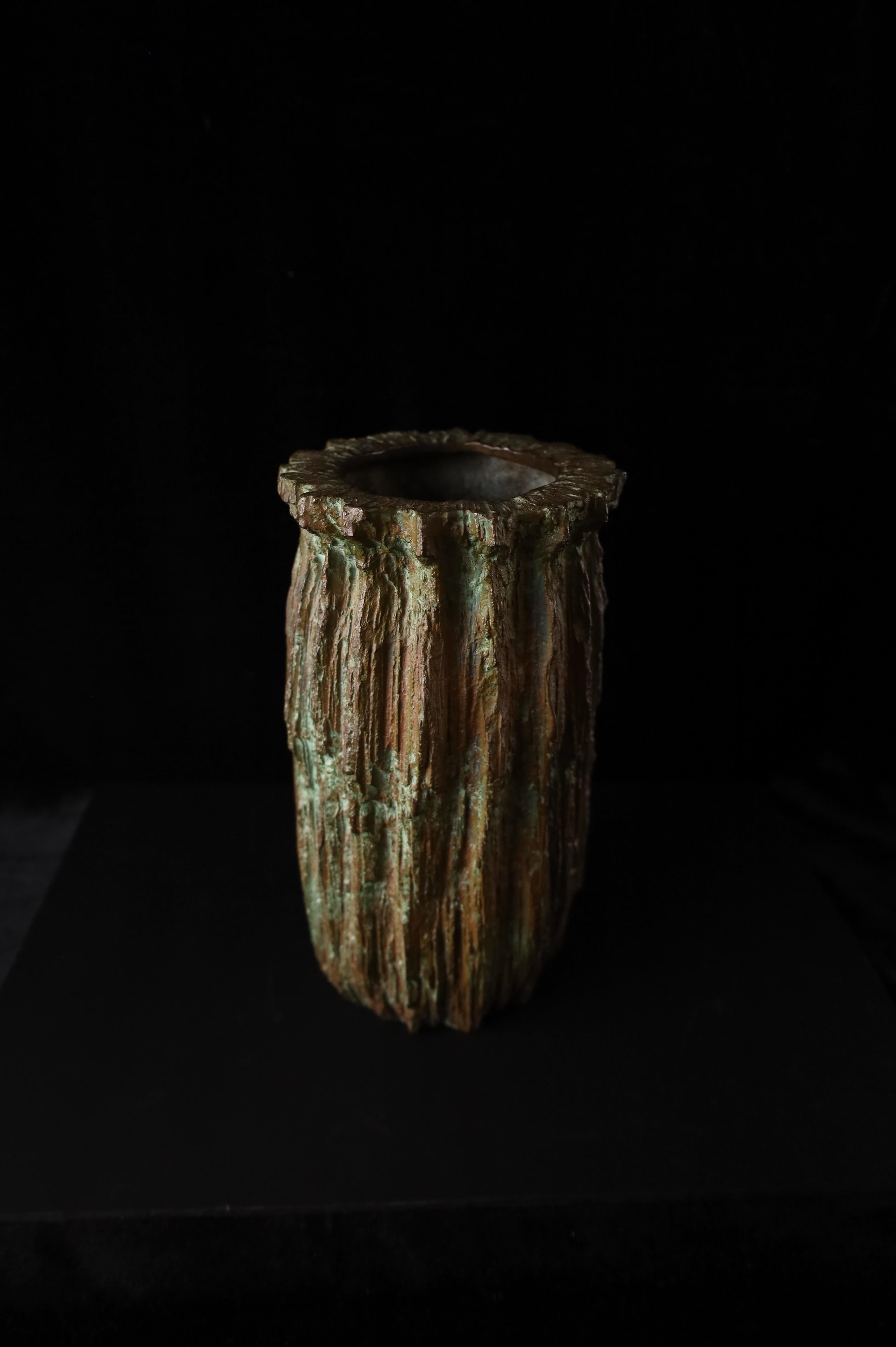 Showa Vaso giapponese in bronzo con corteccia d'albero, firmato, XX secolo in vendita