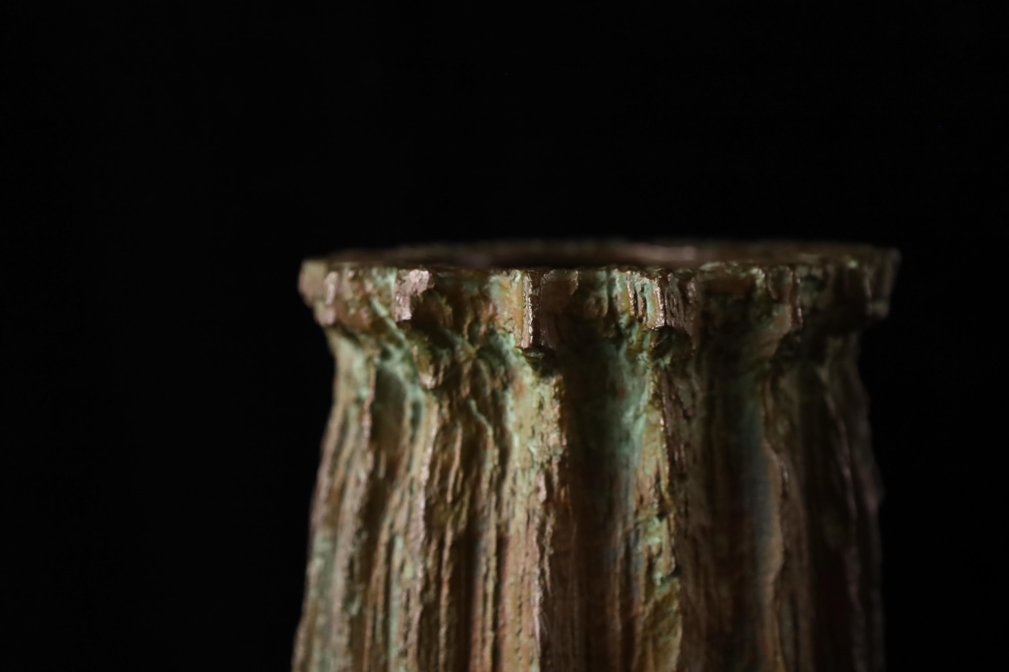 Giapponese Vaso giapponese in bronzo con corteccia d'albero, firmato, XX secolo in vendita