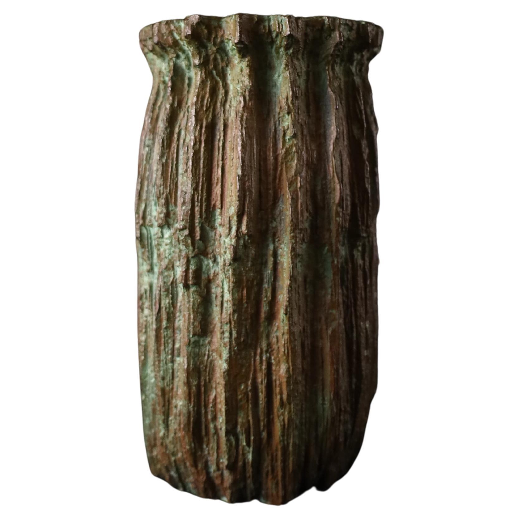 Vaso giapponese in bronzo con corteccia d'albero, firmato, XX secolo in vendita