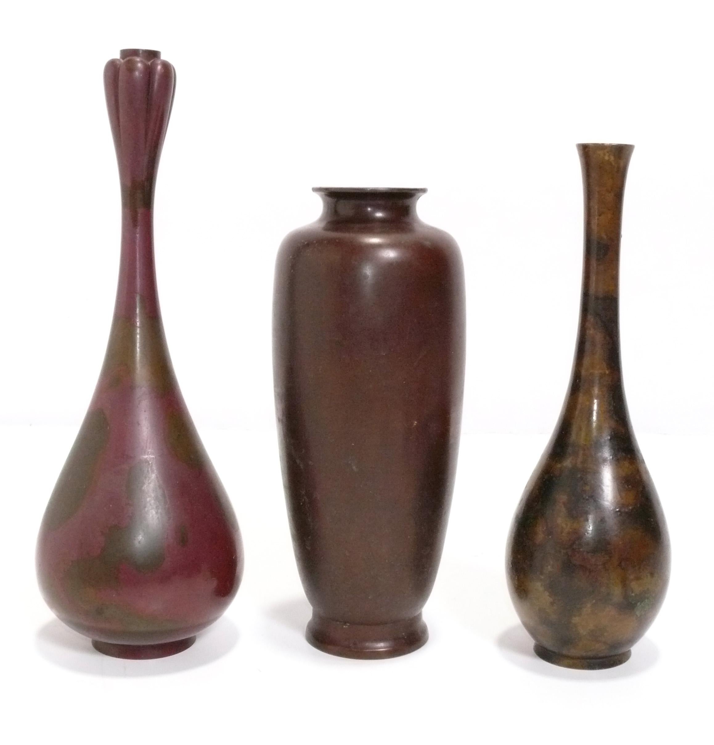 Colección de Ocho Jarrones Japoneses de Bronce, Japón, al menos hacia los años 50, algunos mucho antes. El jarrón más grande mide 12,75