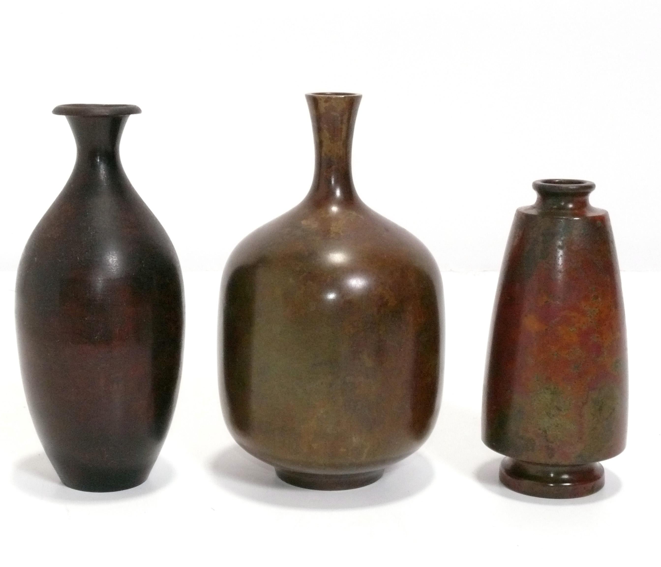 Colección de ocho jarrones japoneses de bronce en Bueno estado para la venta en Atlanta, GA
