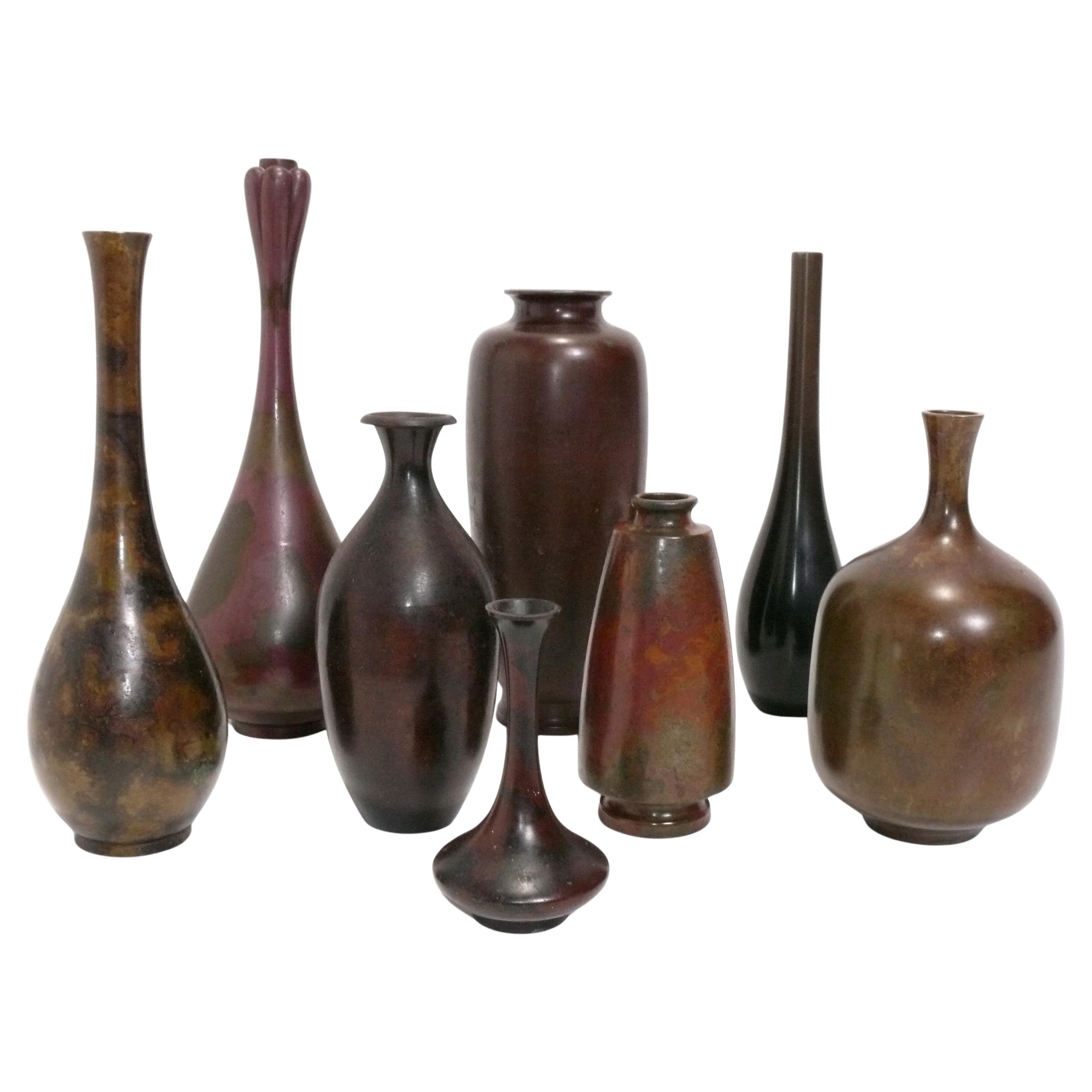 Collection de huit vases japonais en bronze
