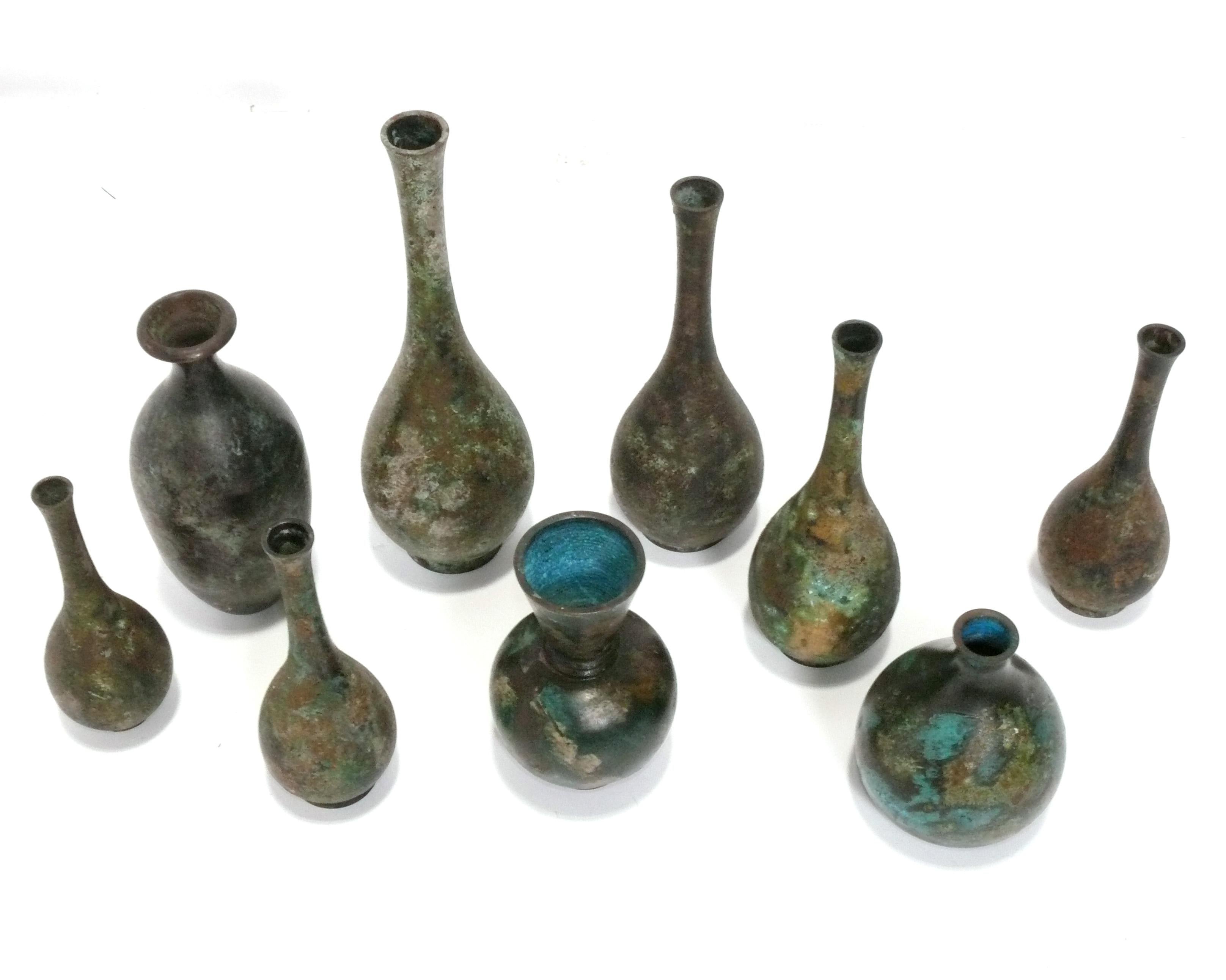 Collection de neuf vases japonais en bronze, Japon, au moins vers les années 1950, certains beaucoup plus tôt. Le plus grand vase mesure 11 