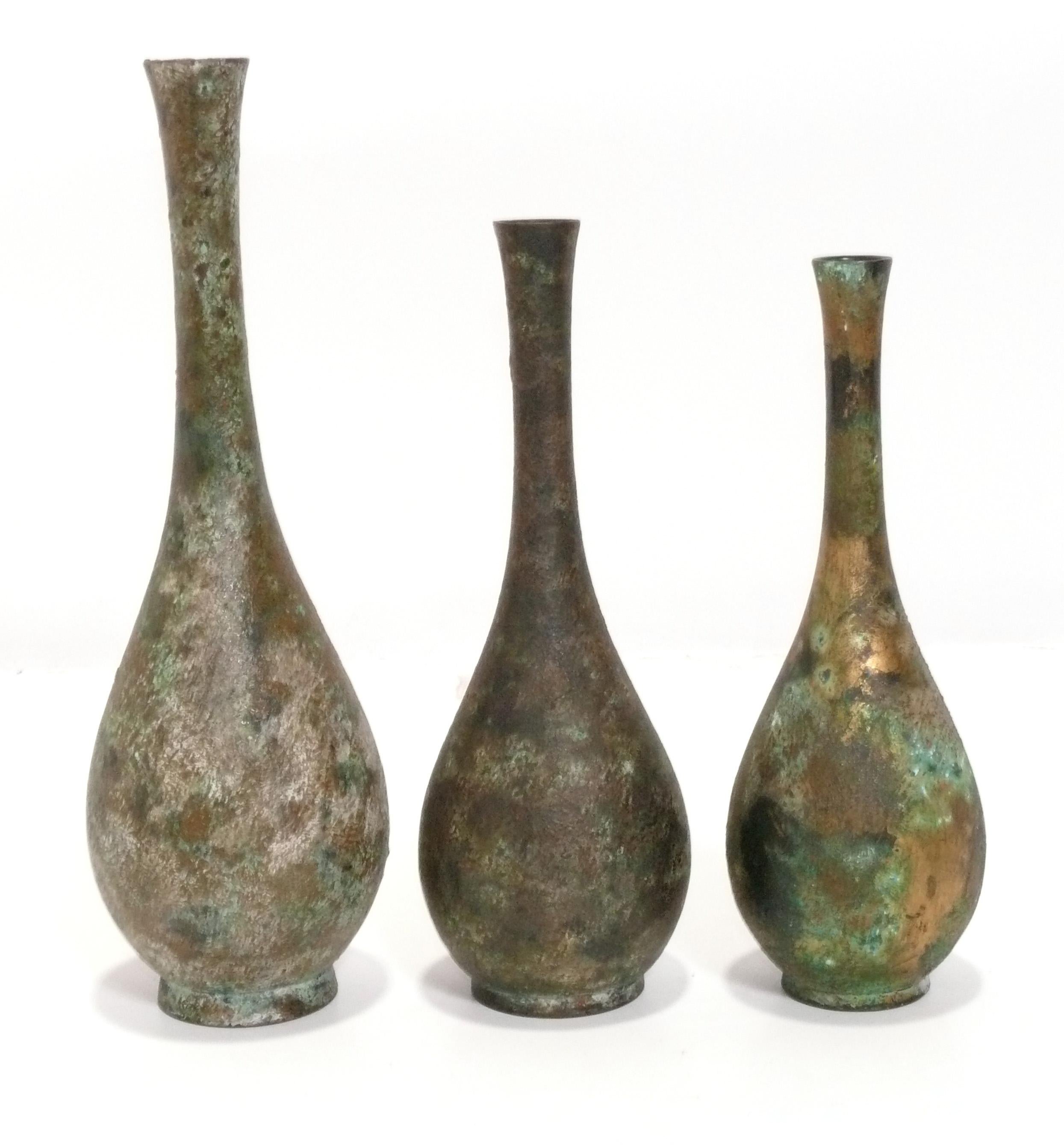 Japonisme Collection de neuf vases japonais en bronze en vente