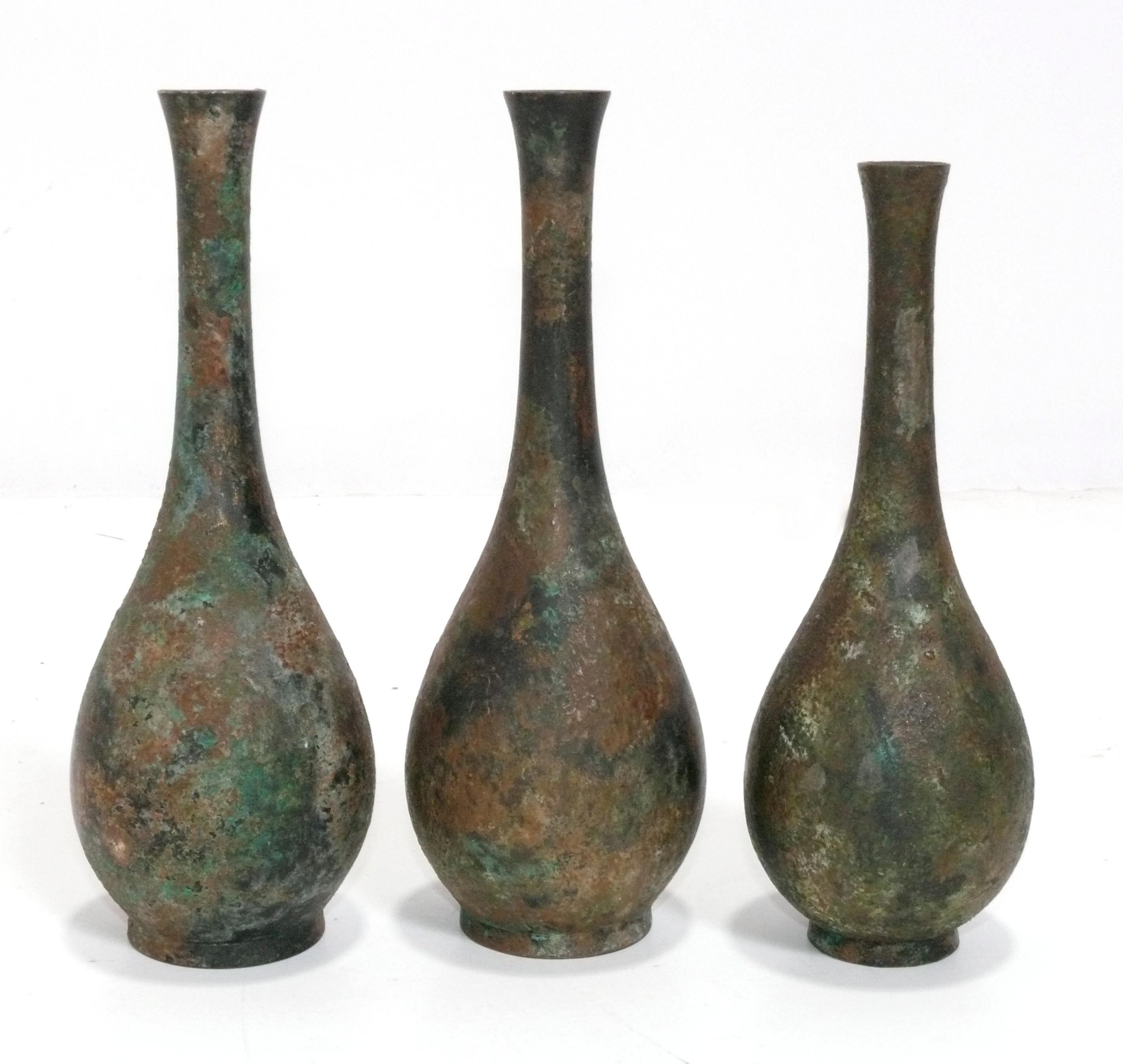 Collection de neuf vases japonais en bronze Bon état - En vente à Atlanta, GA