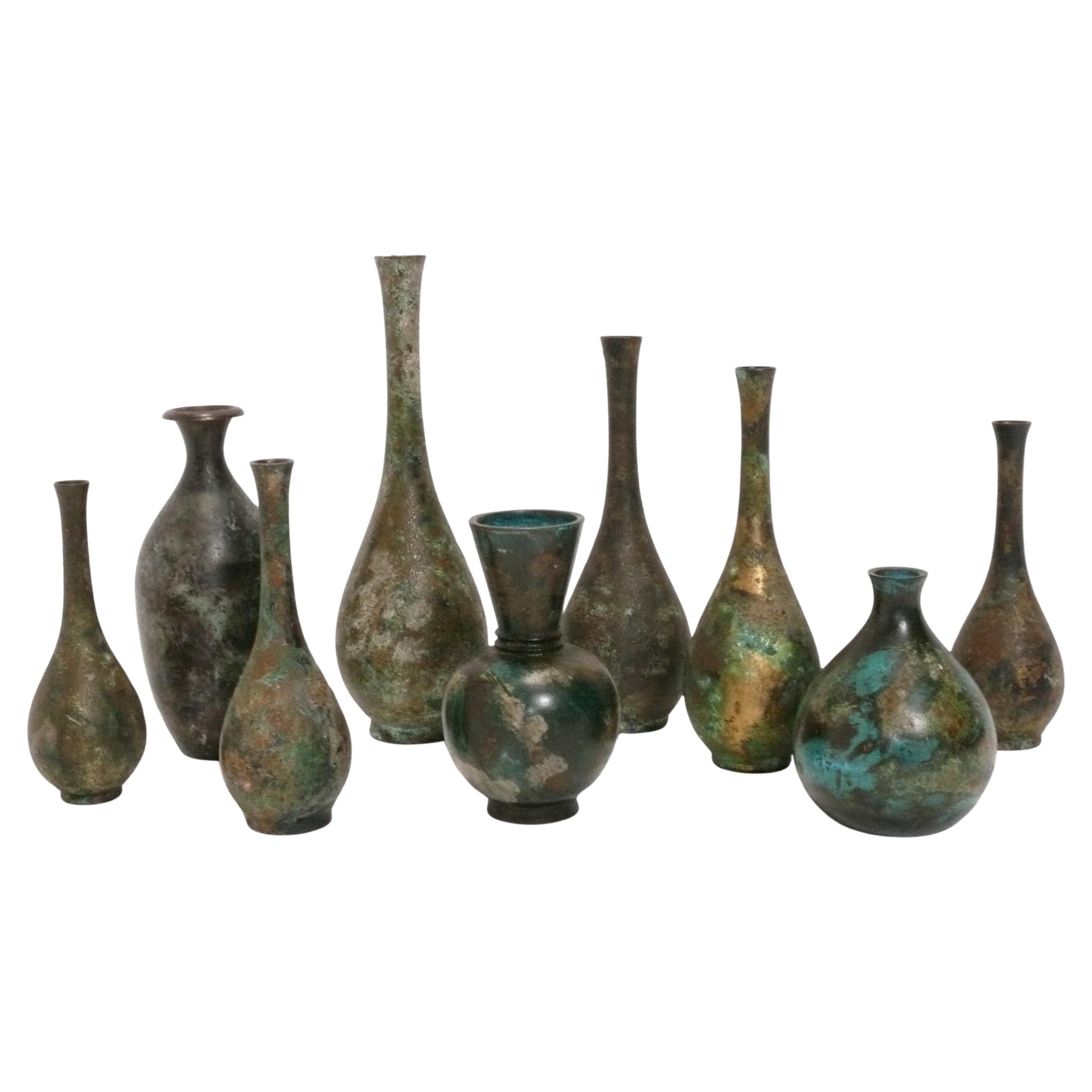 Collection de neuf vases japonais en bronze