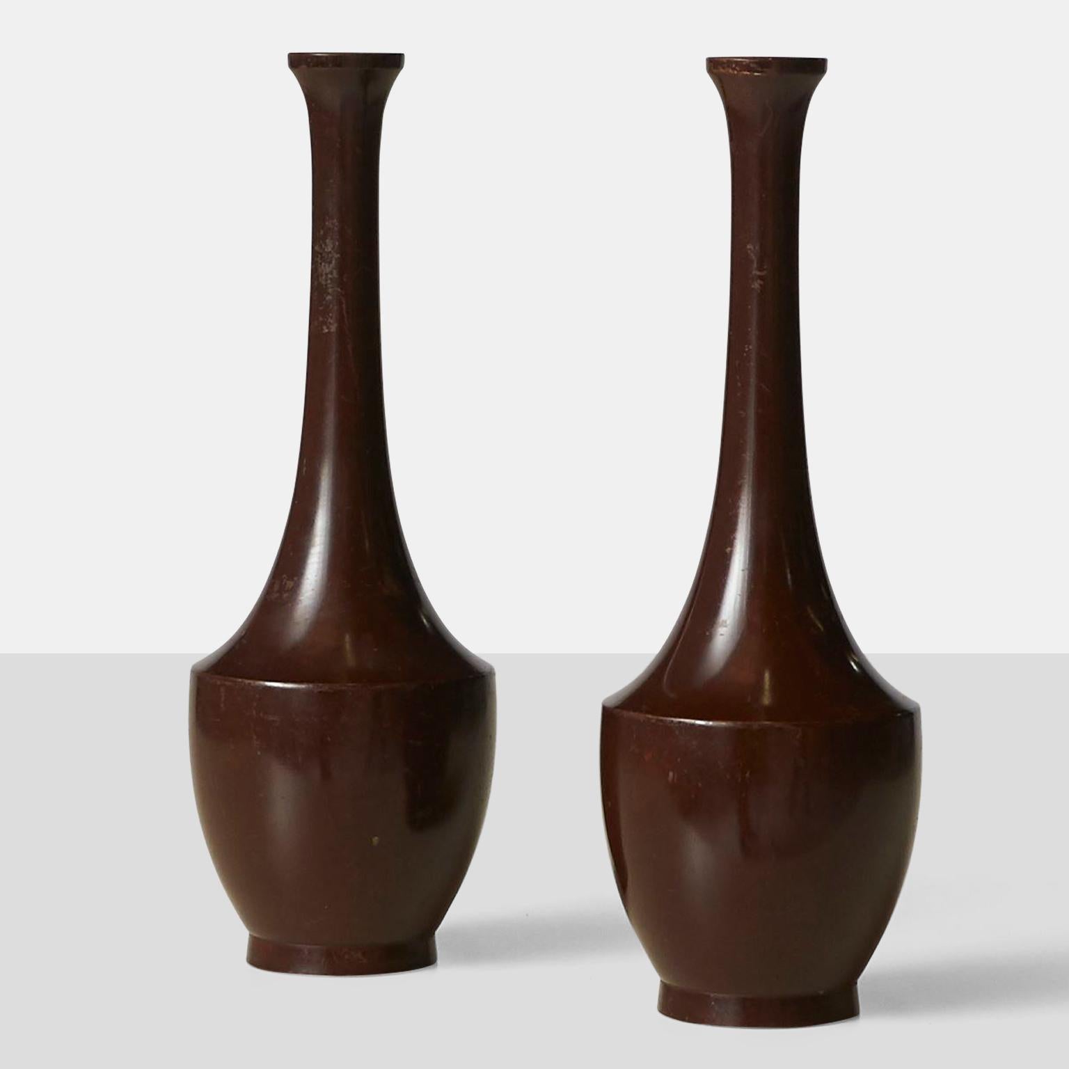 Coppia di vasi in bronzo con collo alto e sottile provenienti dal Giappone. Molto bella la patina del bronzo.