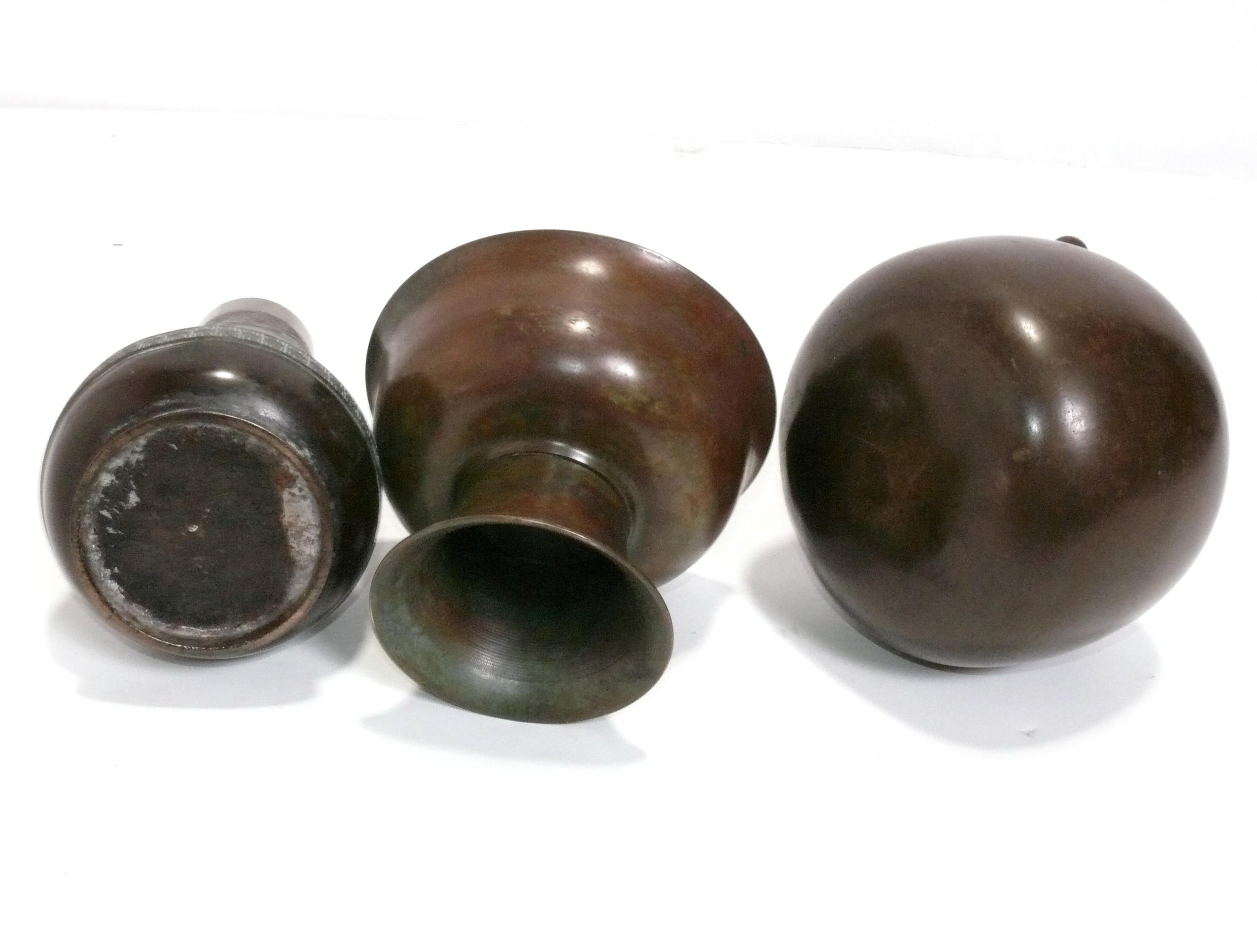 Metà XX secolo Collezione di vasi o recipienti giapponesi in bronzo in vendita