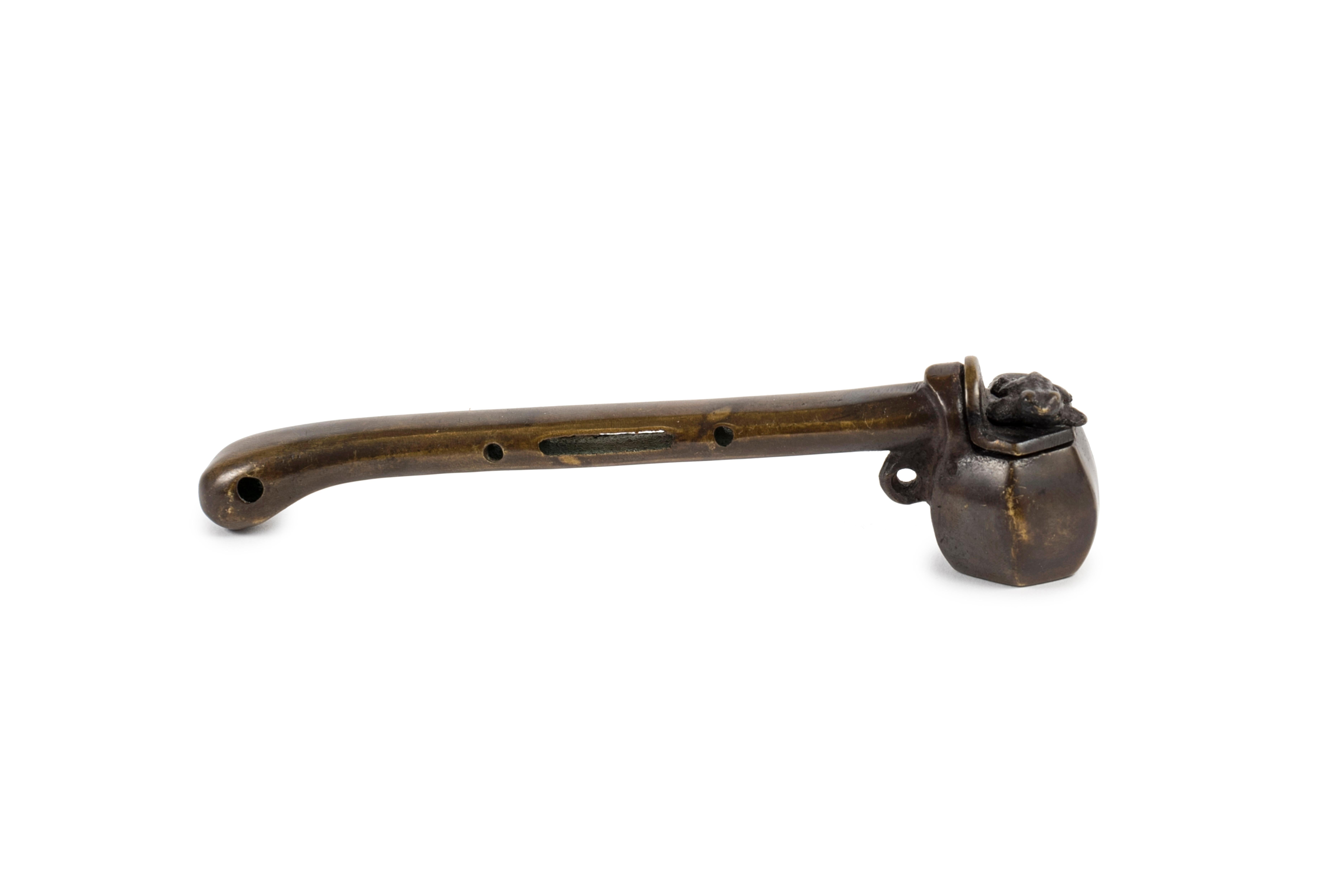 Hishaku-gata style yatate in bronze with brown patina. The hishaku-gata style was developed at the beginning of the Edo era, in the 17th century. It is characterized by an ink compartment (sumi tsubo) in the shape of a ladle. Here it is decorated
