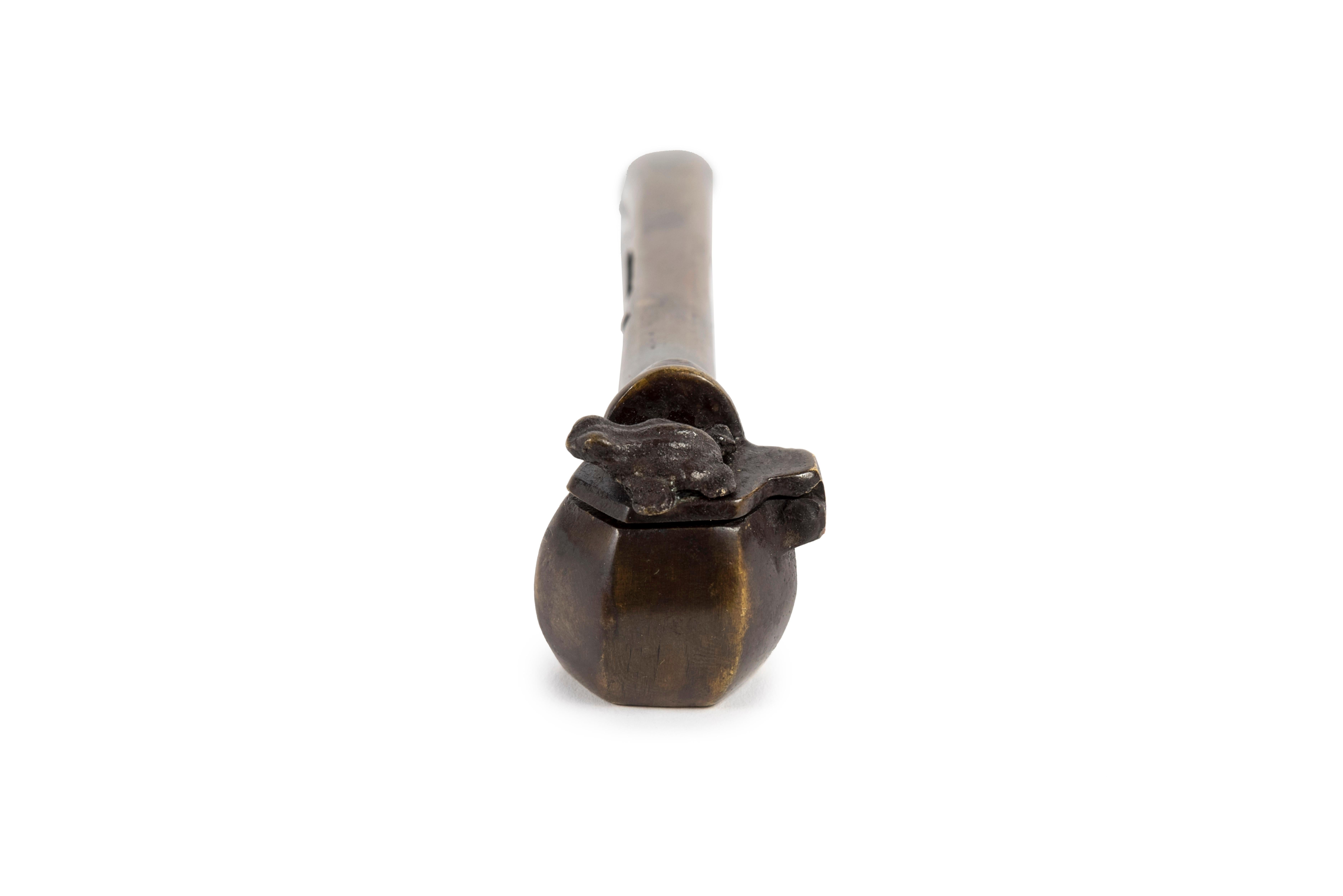 Japanese Bronze Yatate or writing kit adorned with a small Frog sculpture In Good Condition In PARIS, FR