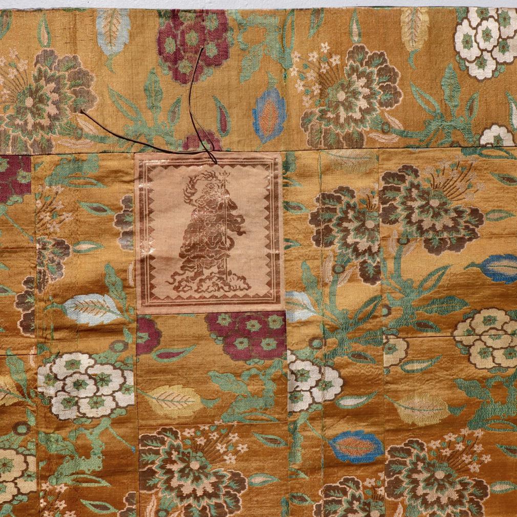 Japanese Buddhist Priest’s Silk Mantle (kesa) with Guardian King Appliqués For Sale 1