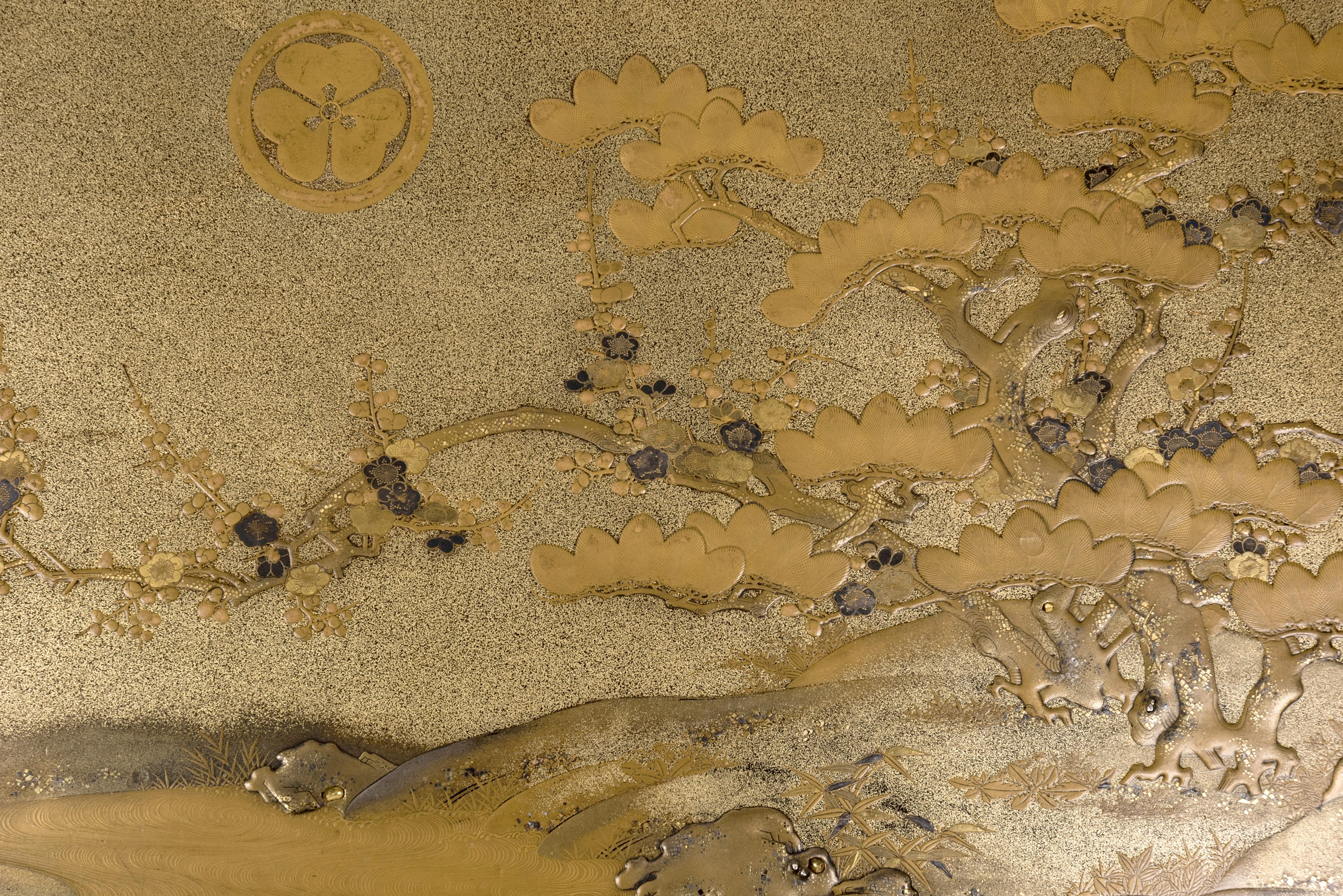 Japanese Bundai or writting table in gold lacquer with a decor of lake landscape In Good Condition For Sale In PARIS, FR