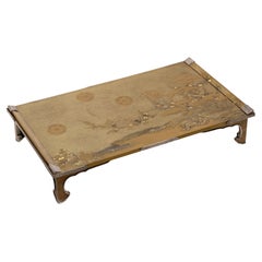 Table à écrire japonaise Bundai en laque dorée décorée d'un paysage de lac