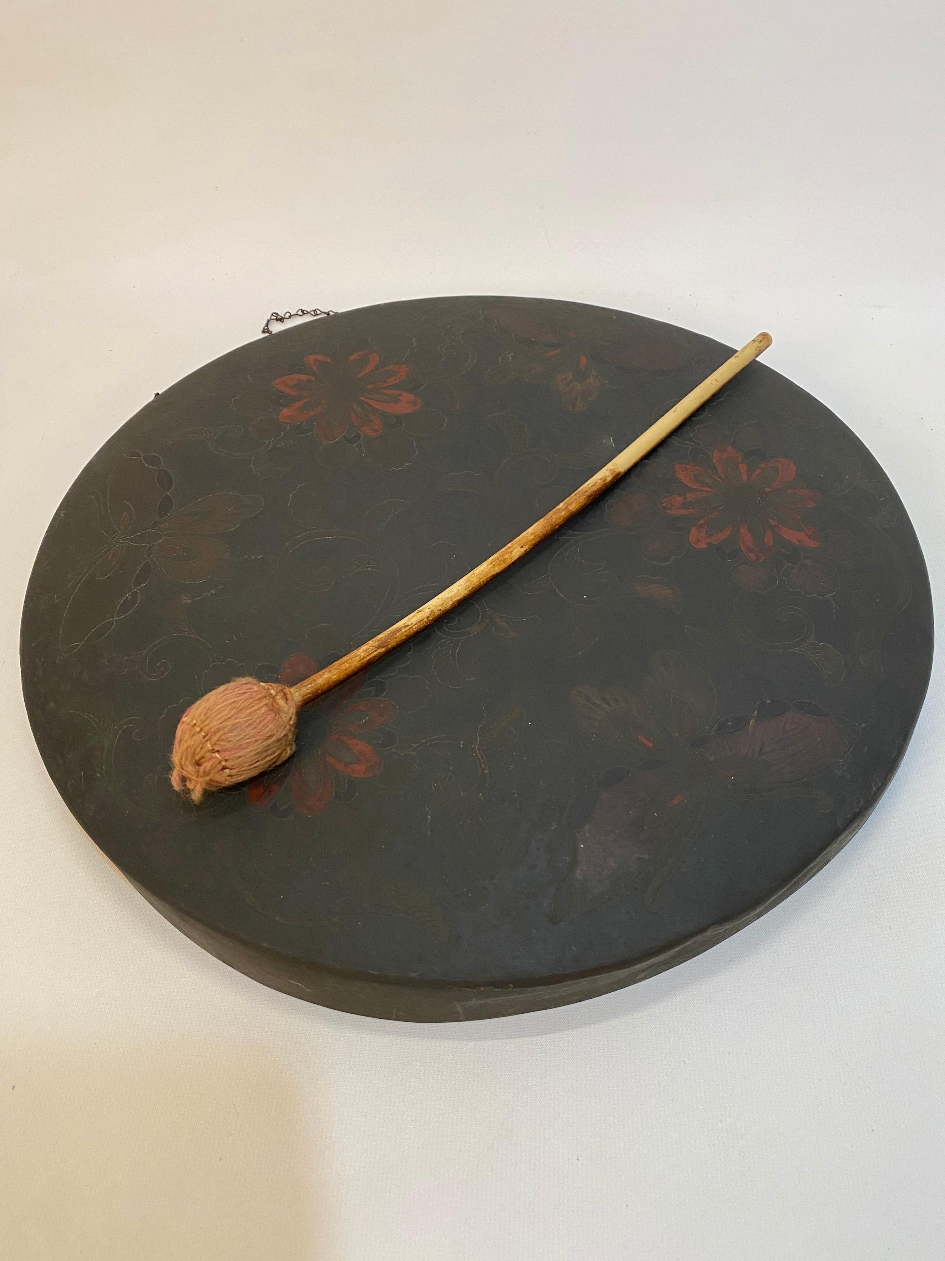 Finely engraved and colored Japanese 'gong with gong mallet. The engravings are of flowers and organic patterns, but the real stopper are the engraved butterflies around the outer border, circa 1870-1890. The piece was purchased in Pre-WWII London