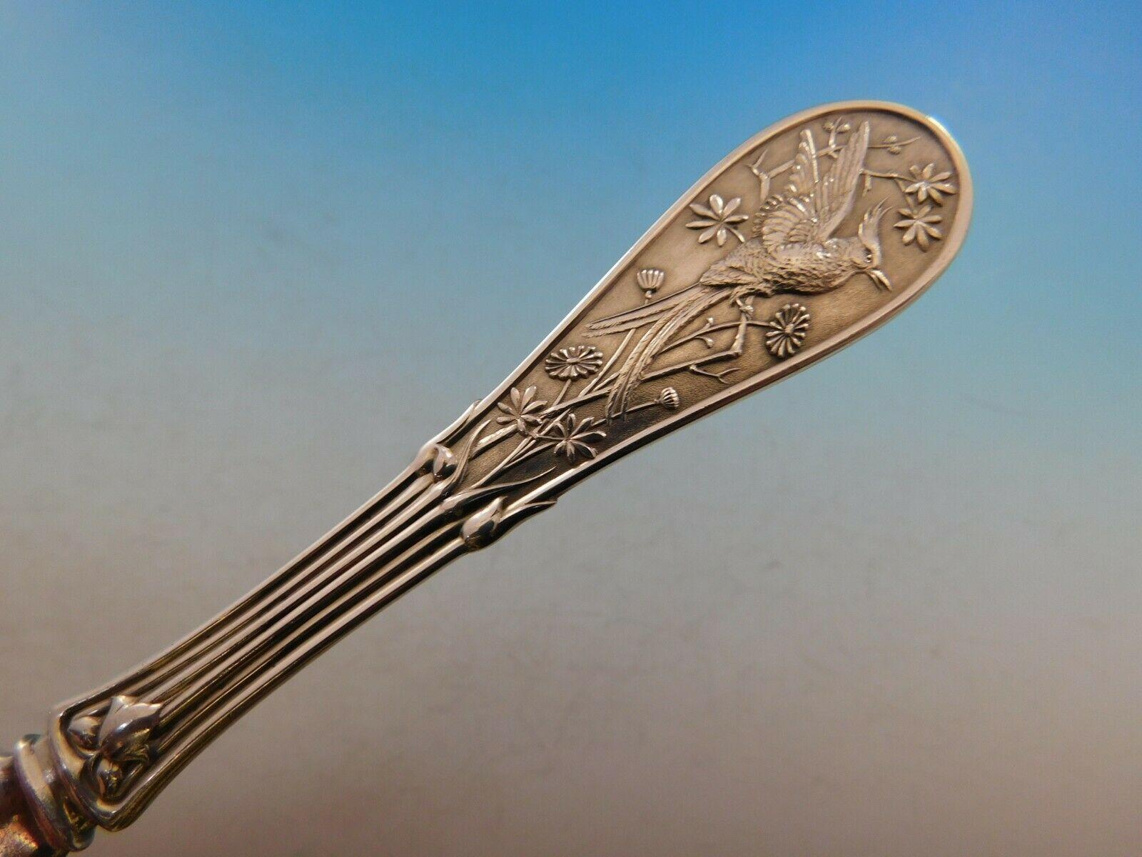 Le motif japonais a été conçu en 1871, durant la période la plus innovante de l'histoire de l'argenterie Tiffany, et il reste l'un des plus populaires de tous les motifs Tiffany. Japanese a été le premier modèle Tiffany à introduire l'argenterie
