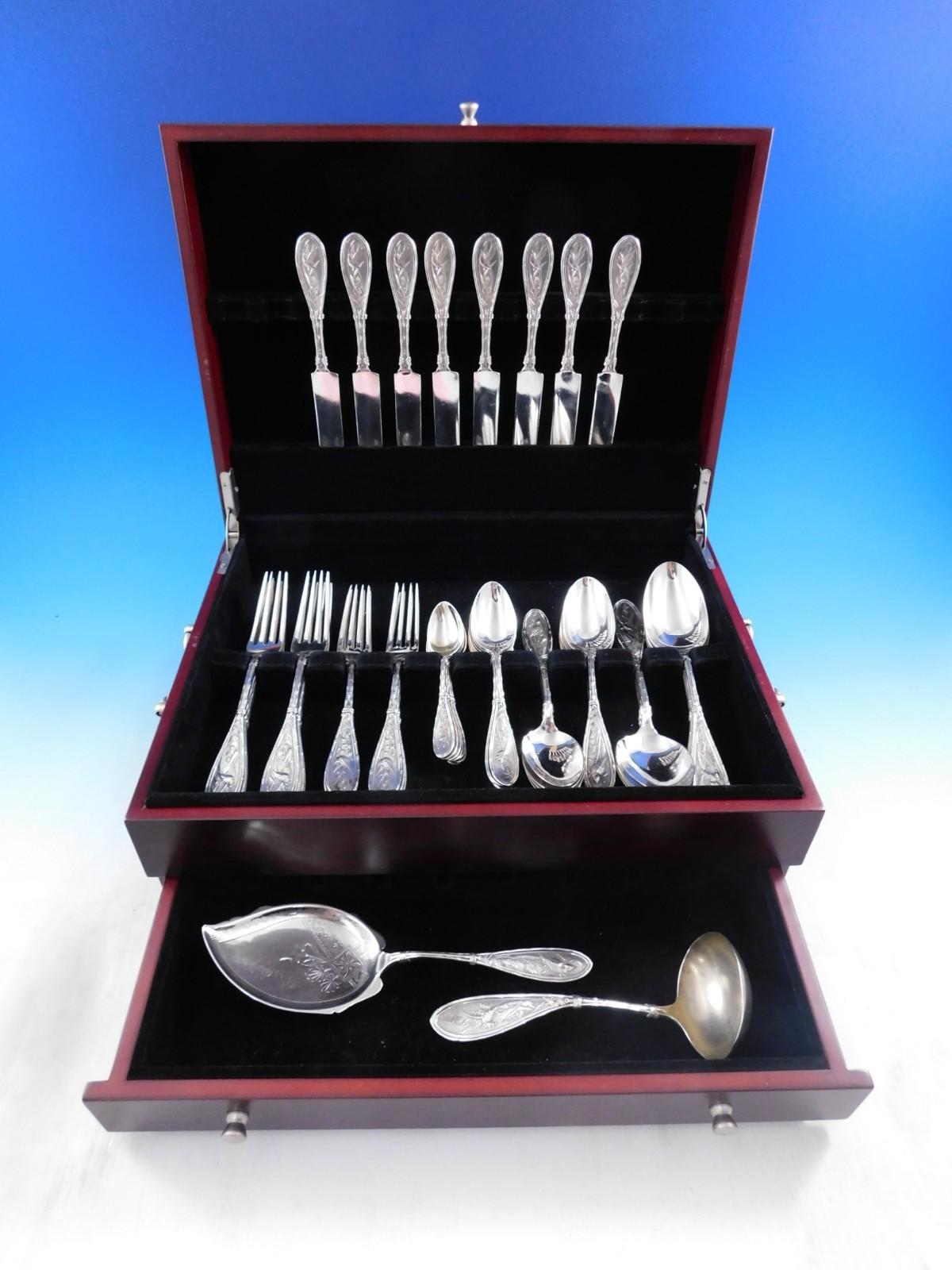 Raro juego japonés de cubiertos de plata de ley de Whiting, circa 1874 - 58 piezas. Este estampado de Movimiento Estético Japonés presenta un diseño de motivos múltiples que representa pájaros realistas entre un fondo de hierbas, con un borde de