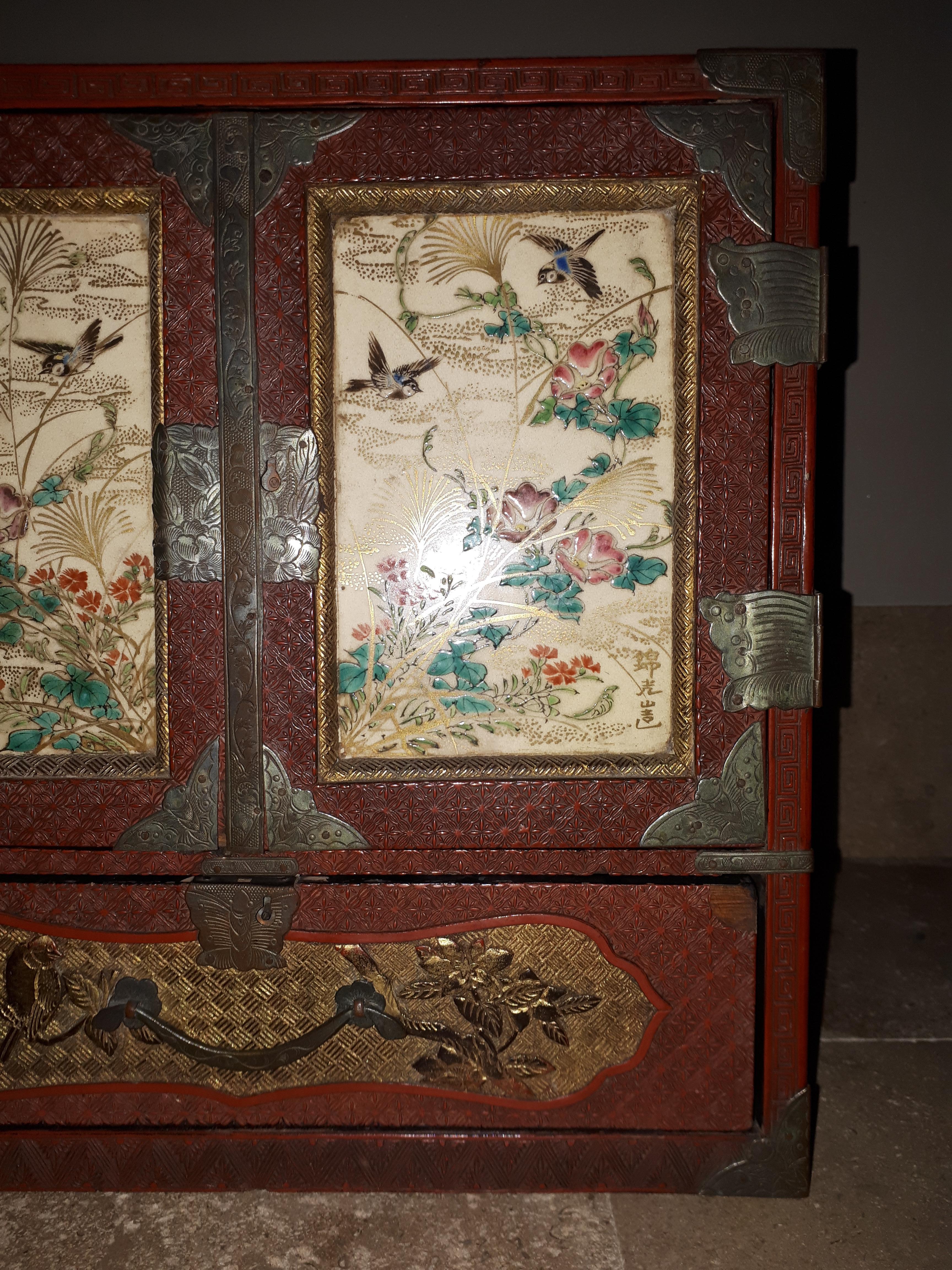 Japonais Cabinet japonais en laque rouge Cinnabar, époque Meiji en vente