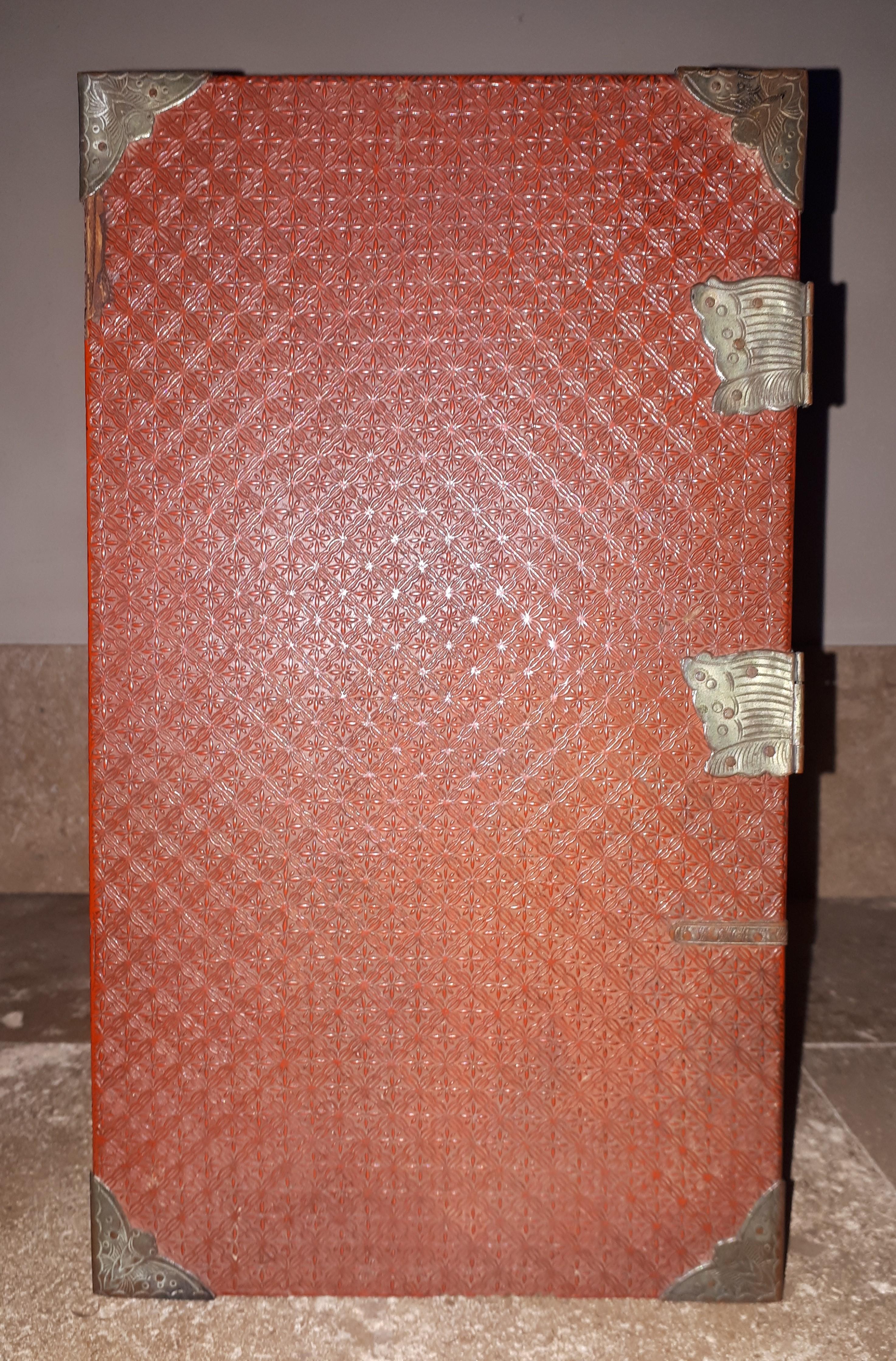 Laqué Cabinet japonais en laque rouge Cinnabar, époque Meiji en vente