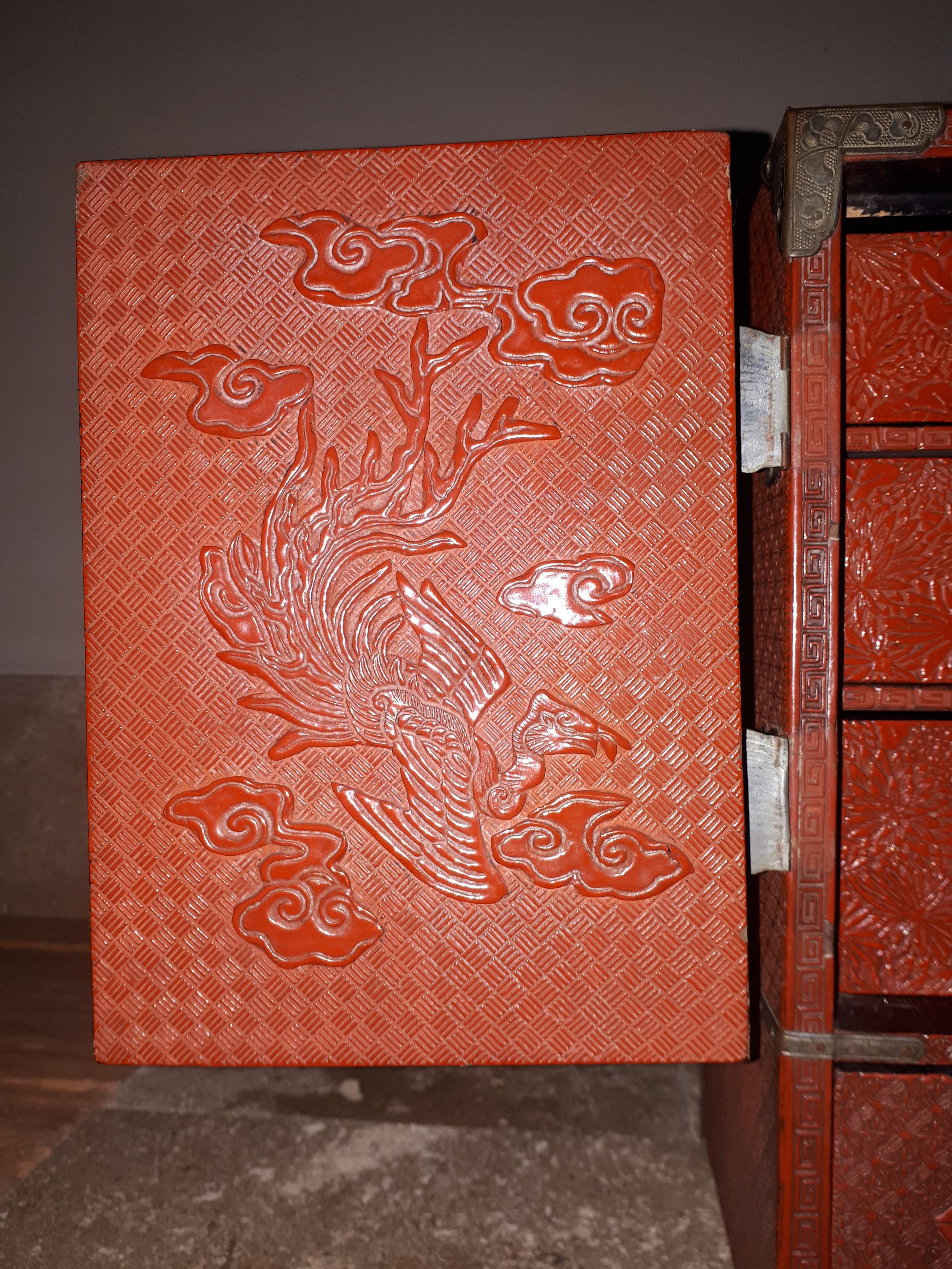 Cabinet japonais en laque rouge Cinnabar, époque Meiji en vente 2