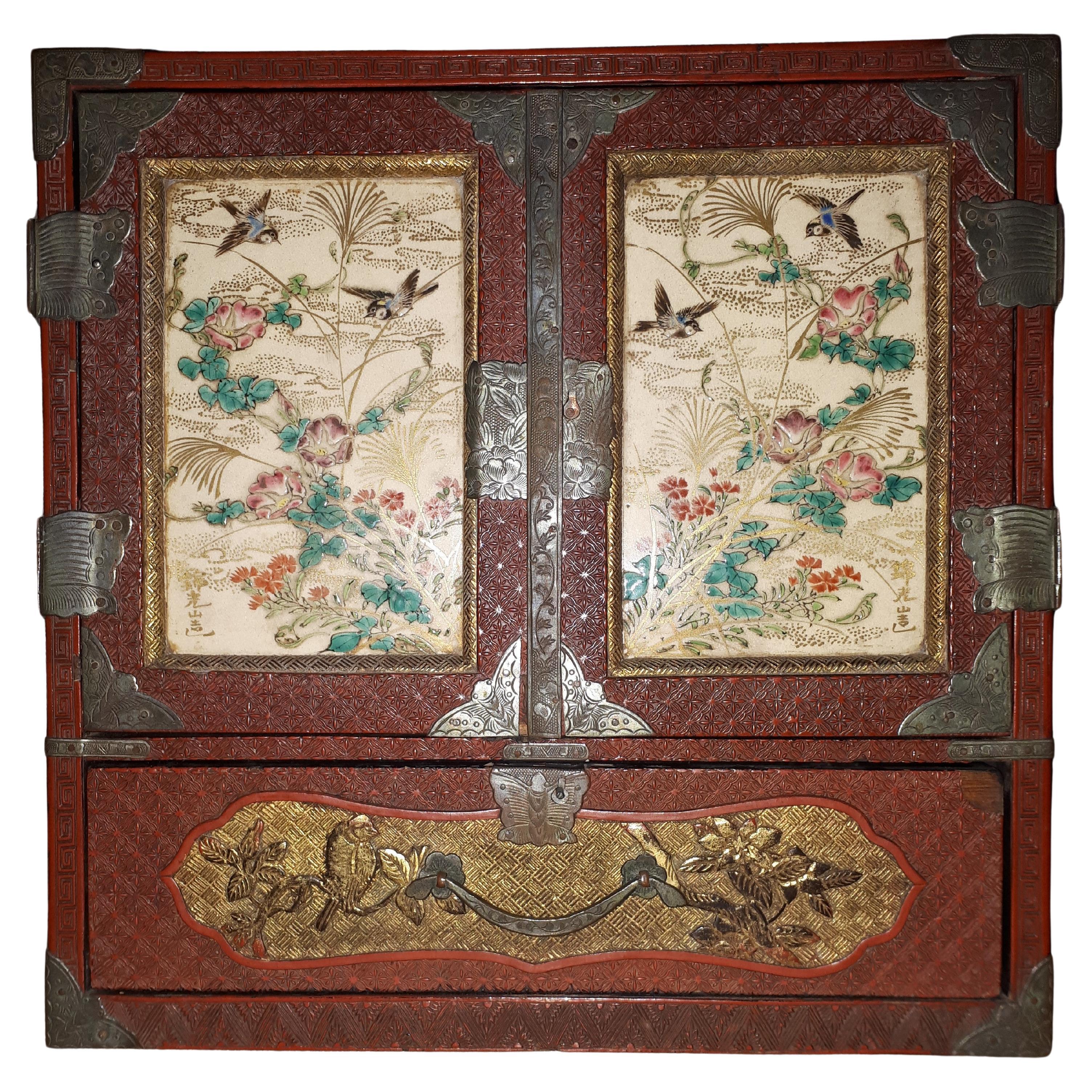 Cabinet japonais en laque rouge Cinnabar, époque Meiji en vente