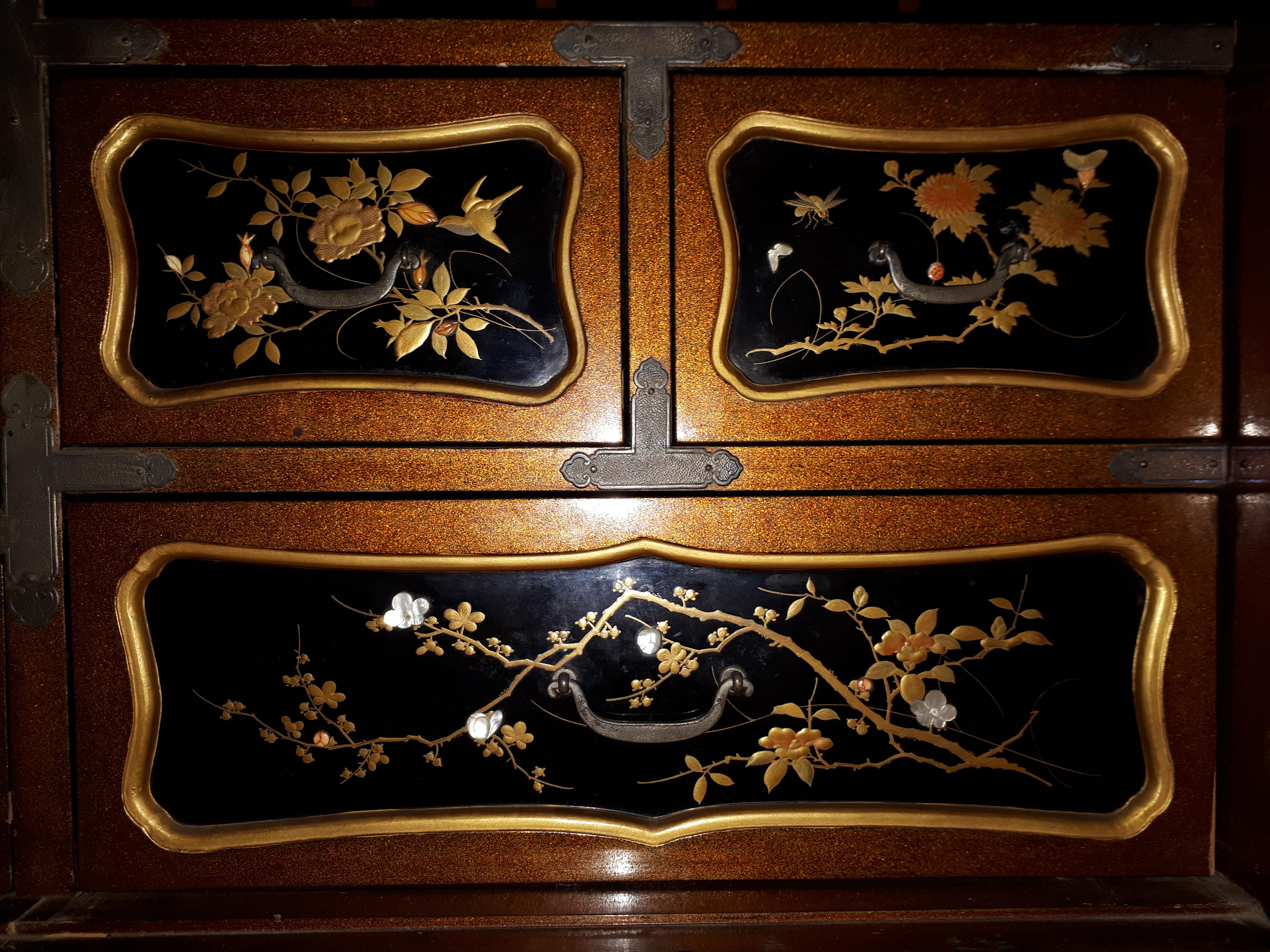 Japanese Cabinet In Lacquer And Shibayama, Japan Meiji Period For Sale 8