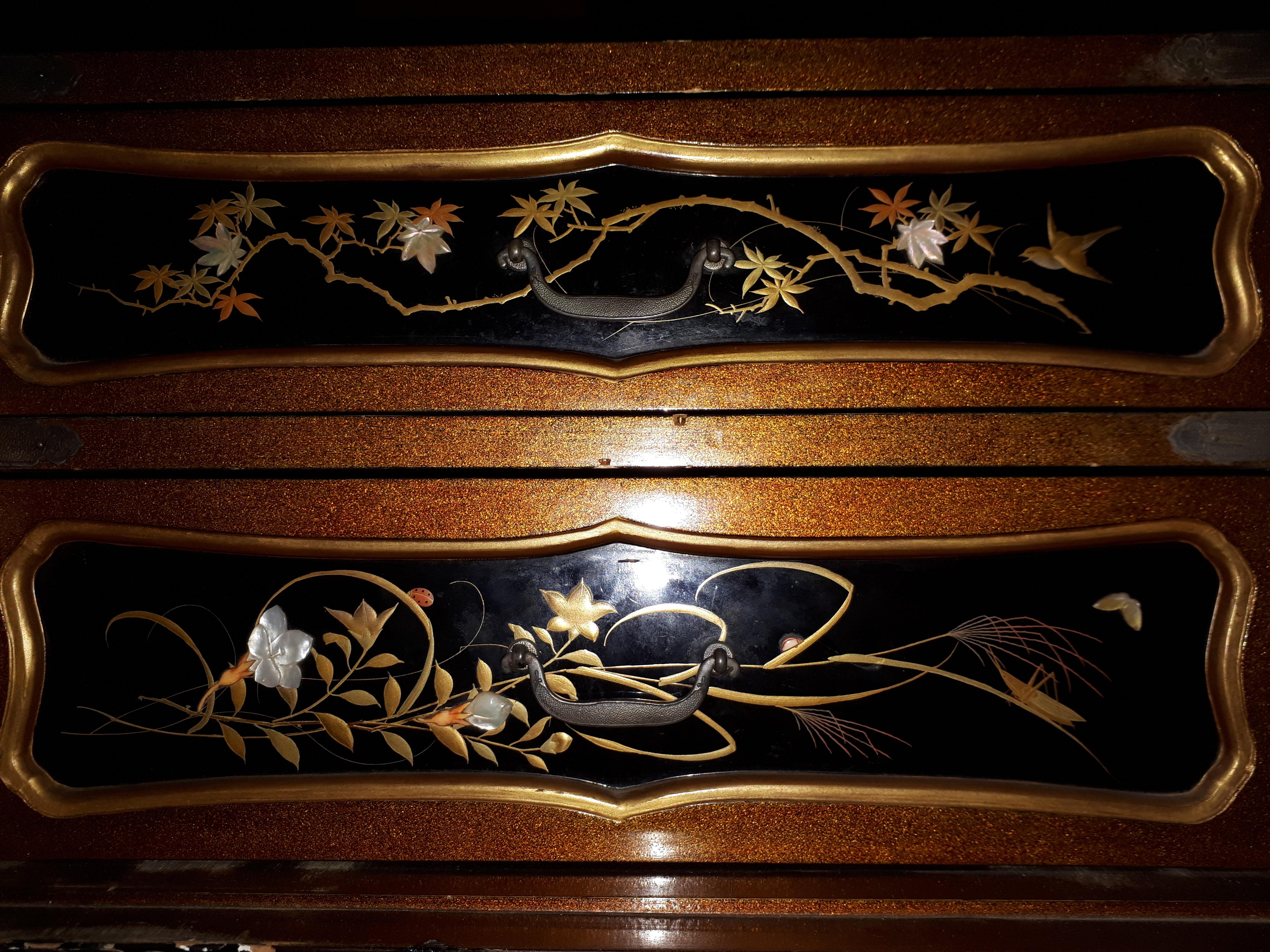 Japanese Cabinet In Lacquer And Shibayama, Japan Meiji Period For Sale 9