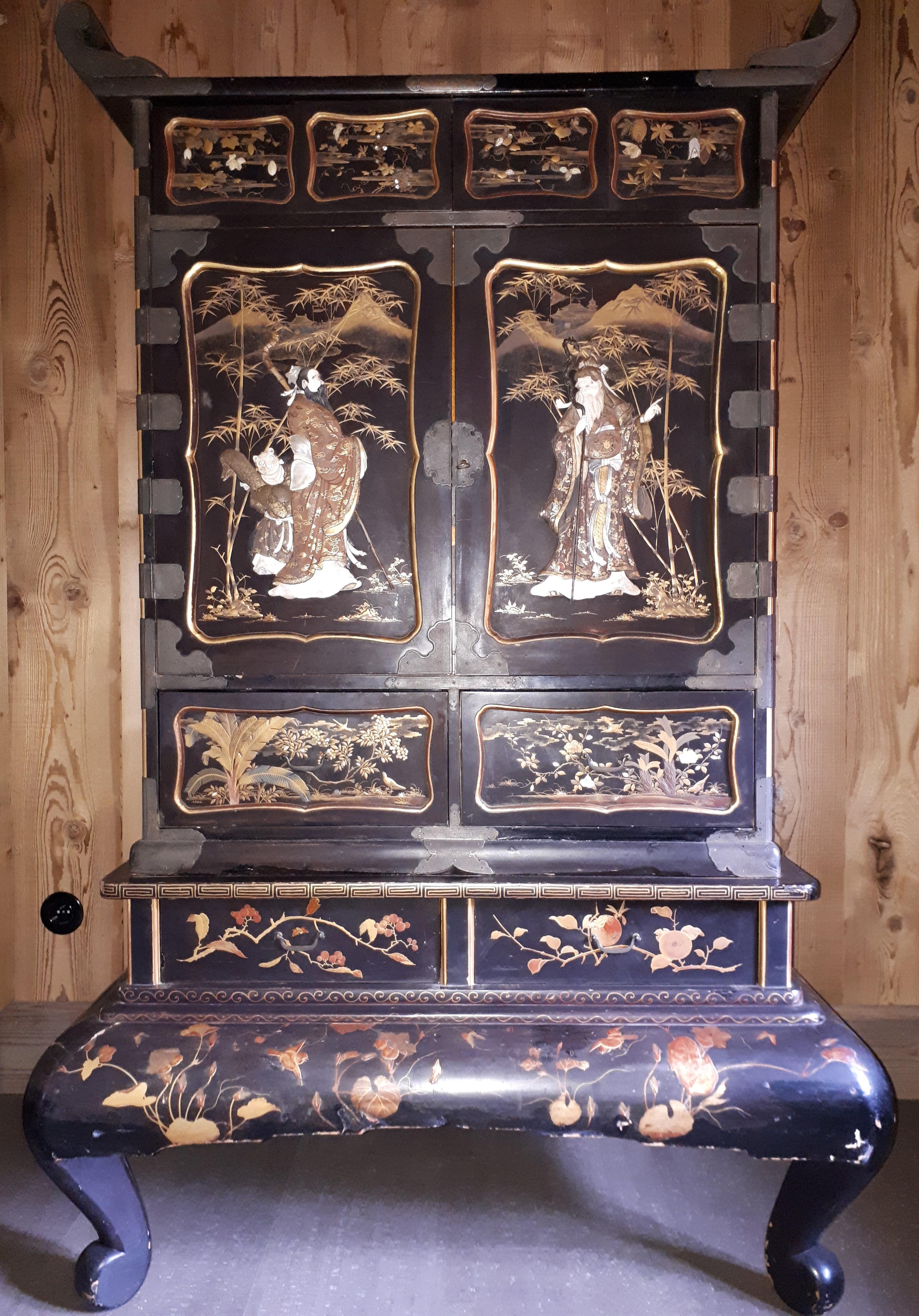 Rare Japanese Shibayama cabinet with multiple drawers and sliding panels. The two central leaves reveal a precious compartment with multiple drawers, entirely covered in nashiji lacquer, which is incredibly fresh ! Superb quality of lacquer and