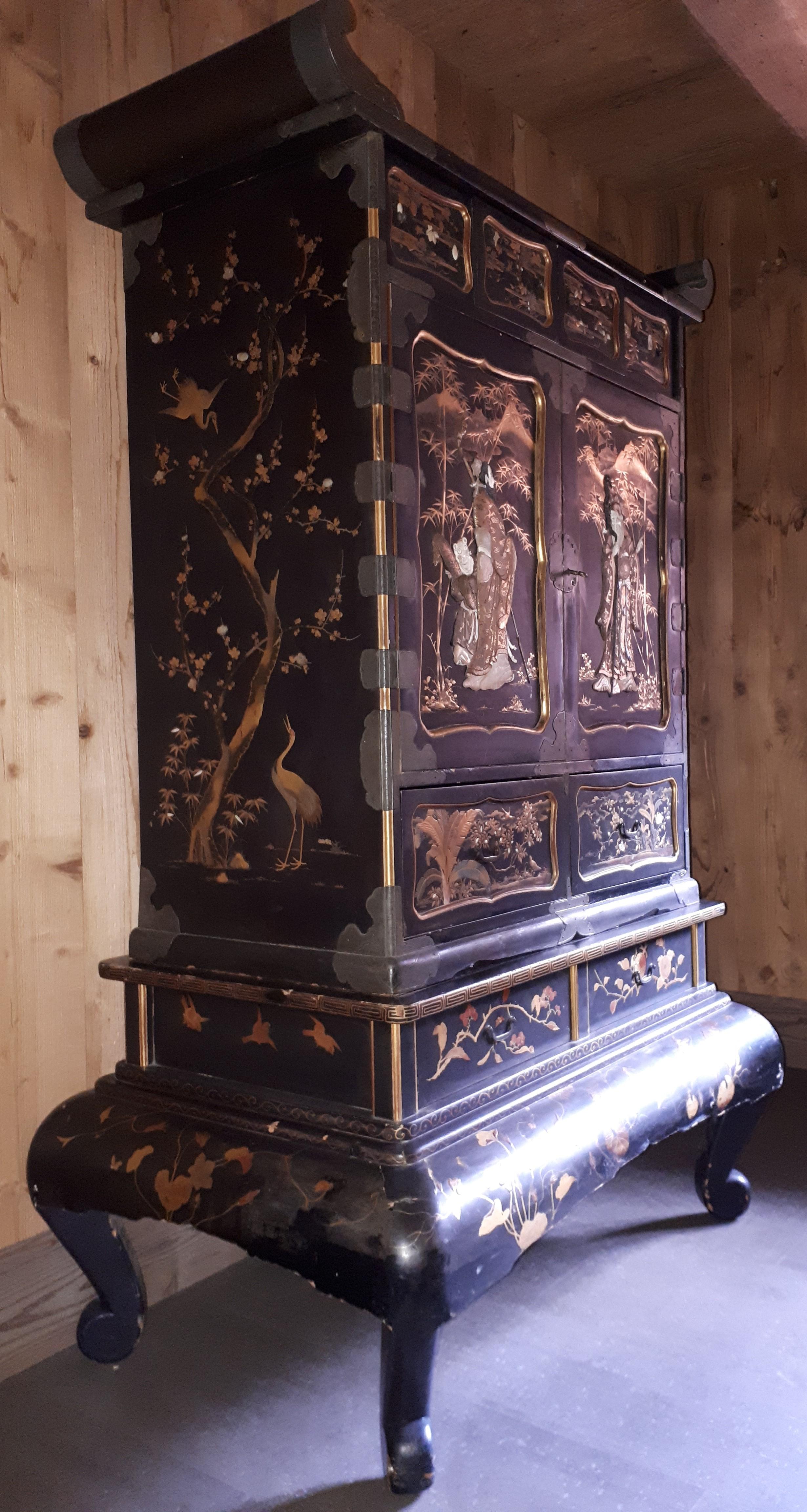 Japanese Cabinet In Lacquer And Shibayama, Japan Meiji Period In Good Condition For Sale In Saverne, Grand Est