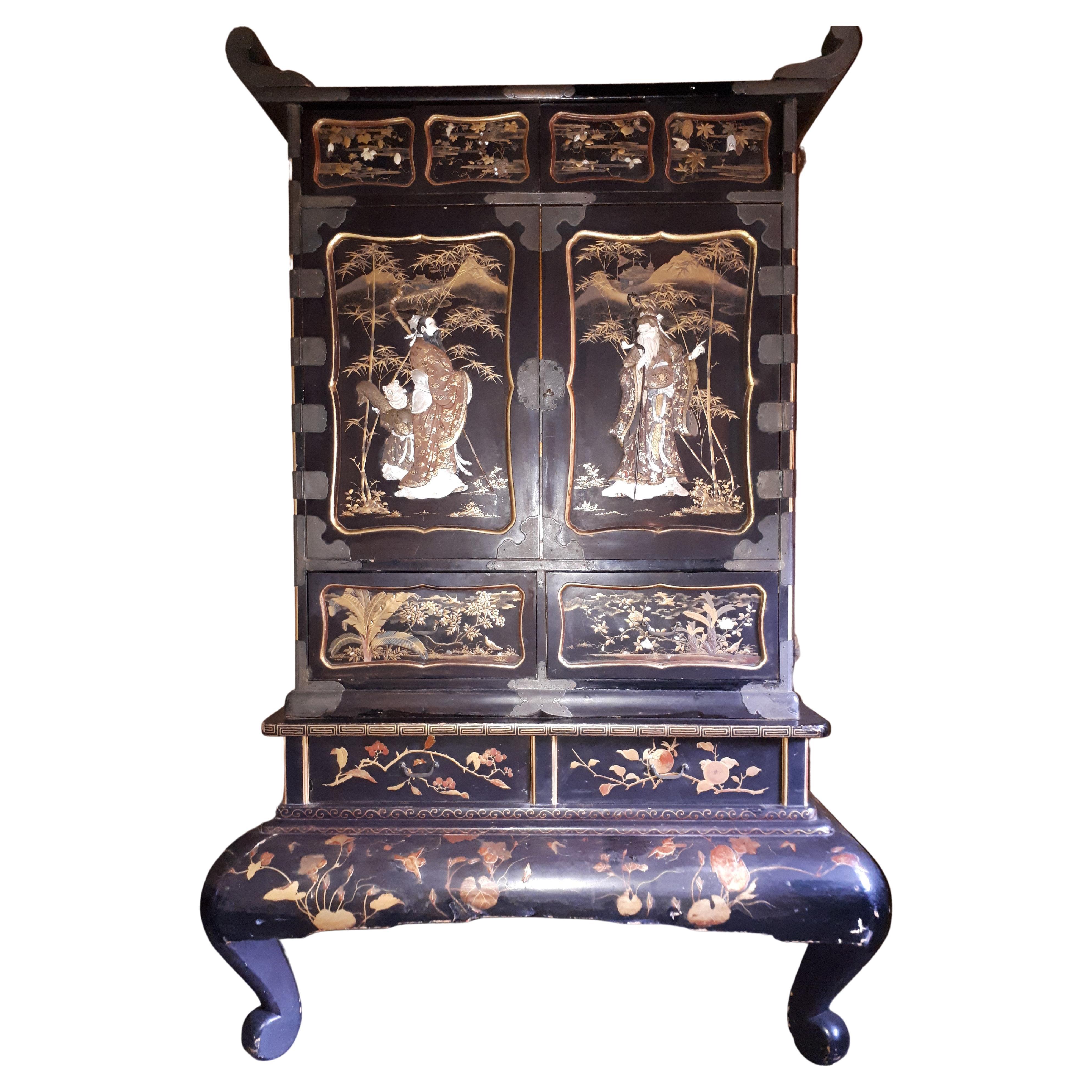 Japanese Cabinet In Lacquer And Shibayama, Japan Meiji Period For Sale