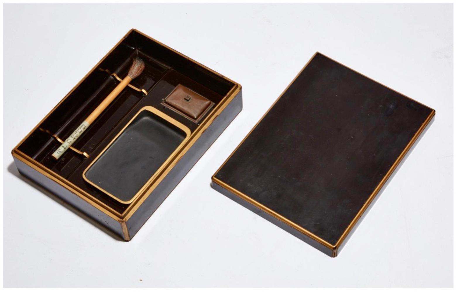 Es handelt sich um eine sehr elegante und schlichte japanische Kalligrafiebox aus der Mitte des 20. Jahrhunderts. Die minimalistisch und raffiniert gestaltete Box enthält den Pinsel und andere benötigte Schreibgeräte. Der Lack (den wir poliert