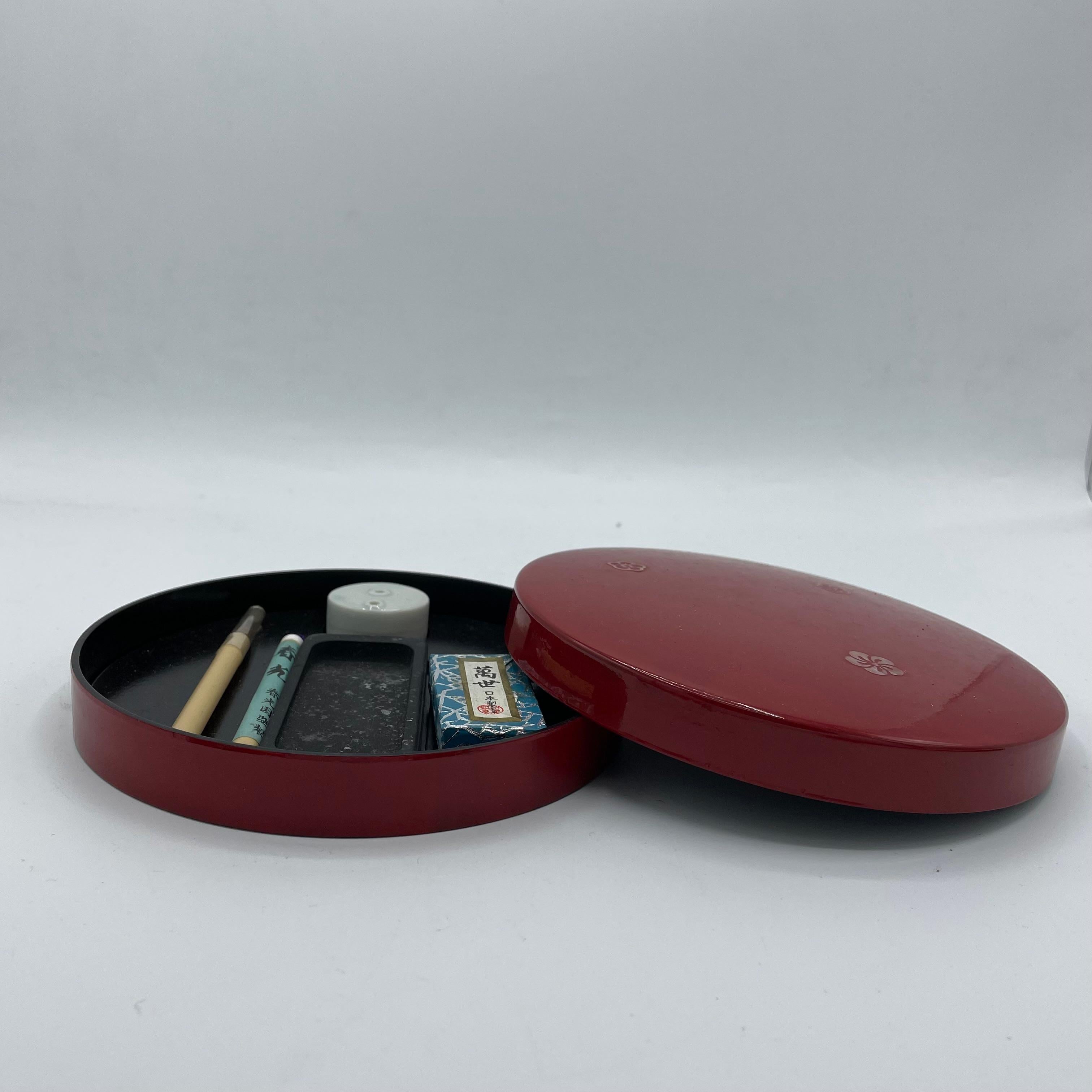 Giapponese Set di calligrafia giapponese con scatola di legno laccata rossa anni '90 in vendita