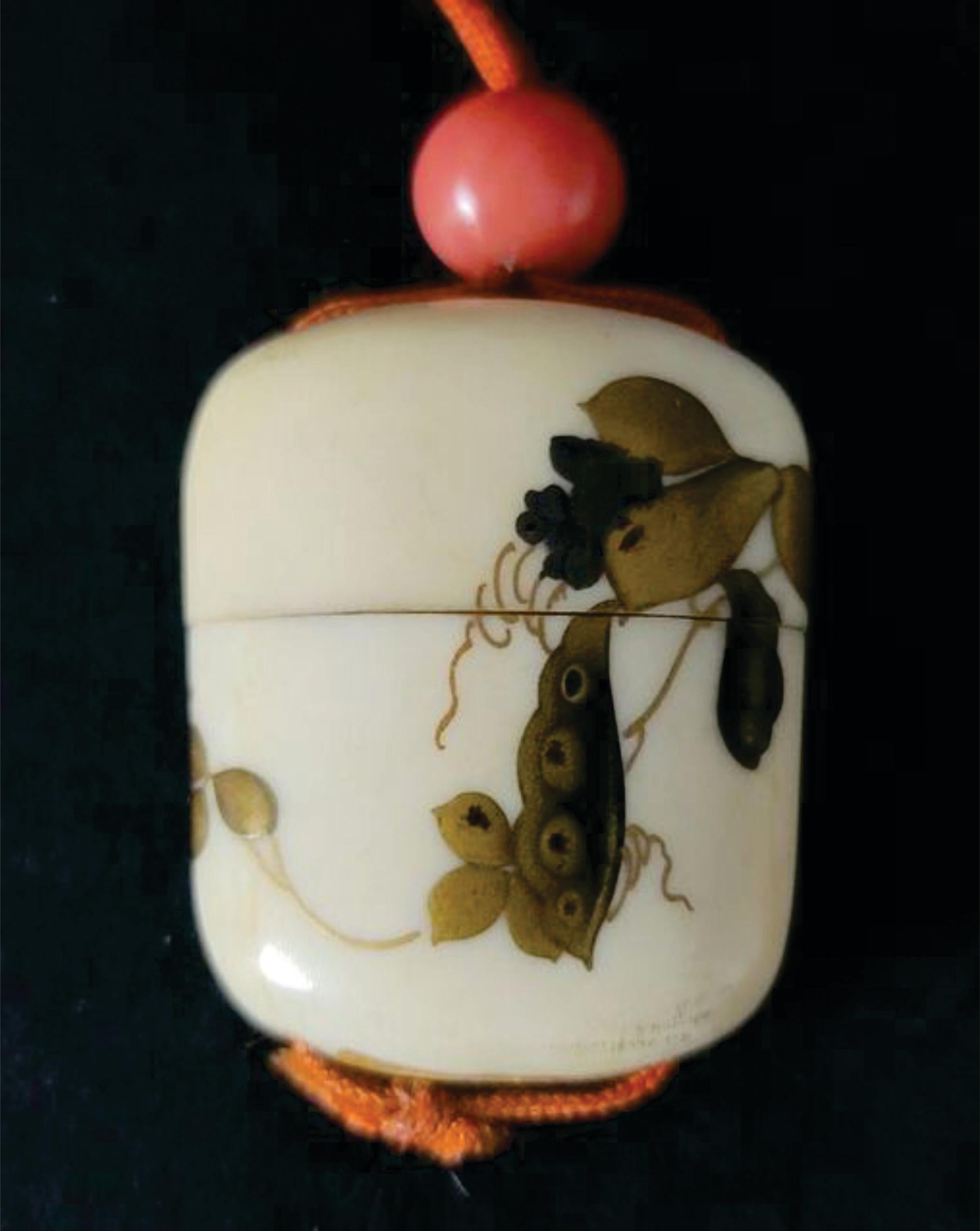 Inro japonais sculpté et décoré de dorures avec corail Ojime Fin de l'ère Meiji

Présentant un inro japonais sculpté et décoré en vermeil avec un Ojime en corail représentant des fleurs et des poutres et un Levi's sur le corps et le couvercle.