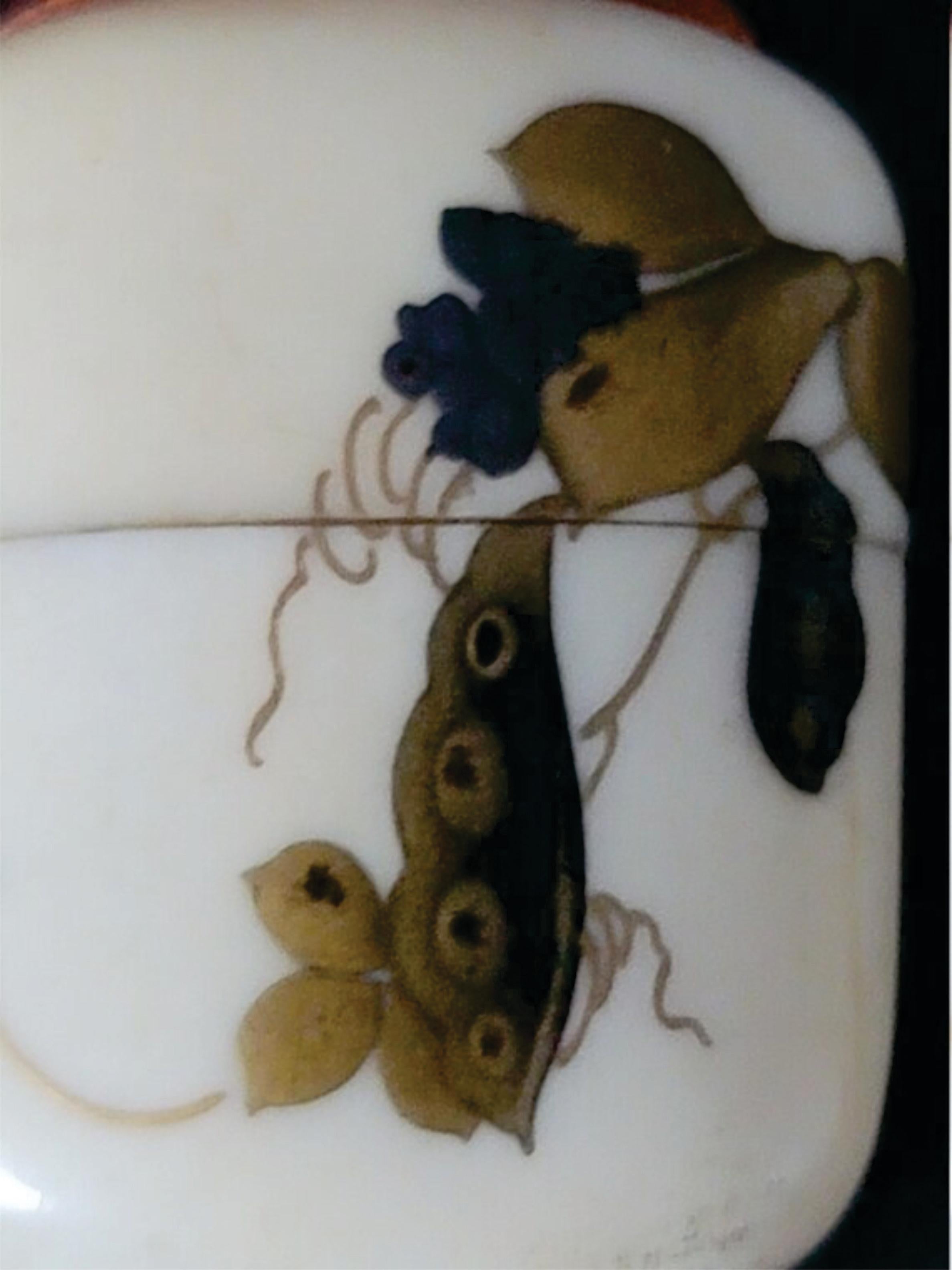 Japanisches geschnitztes und vergoldetes, verziertes Inro mit Koralle Ojime aus der späten Meiji-Ära (Handgefertigt) im Angebot