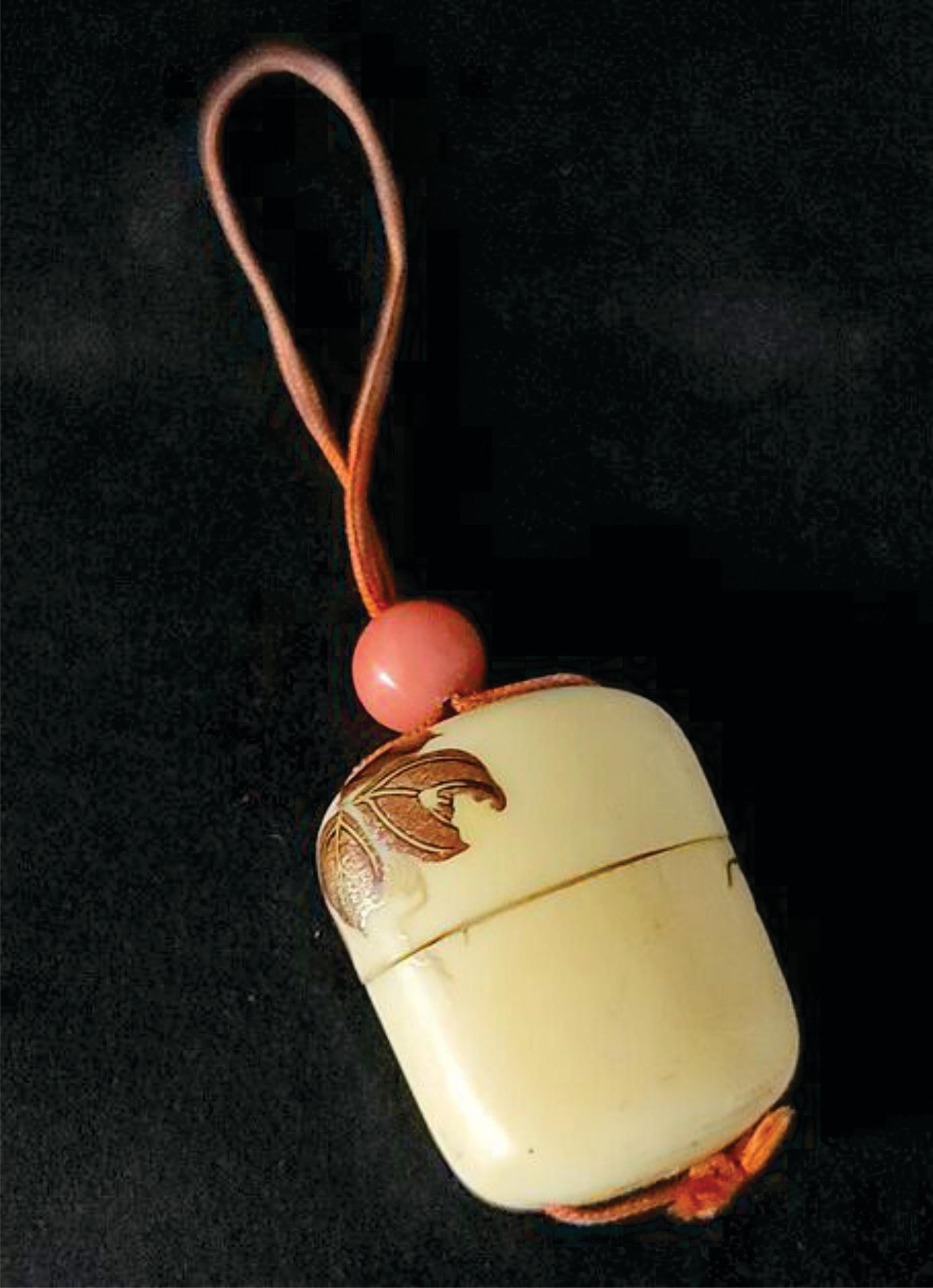 Enro japonais sculpté et décoré de dorures avec des corails Ojime fin de l'ère Meiji en vente 1