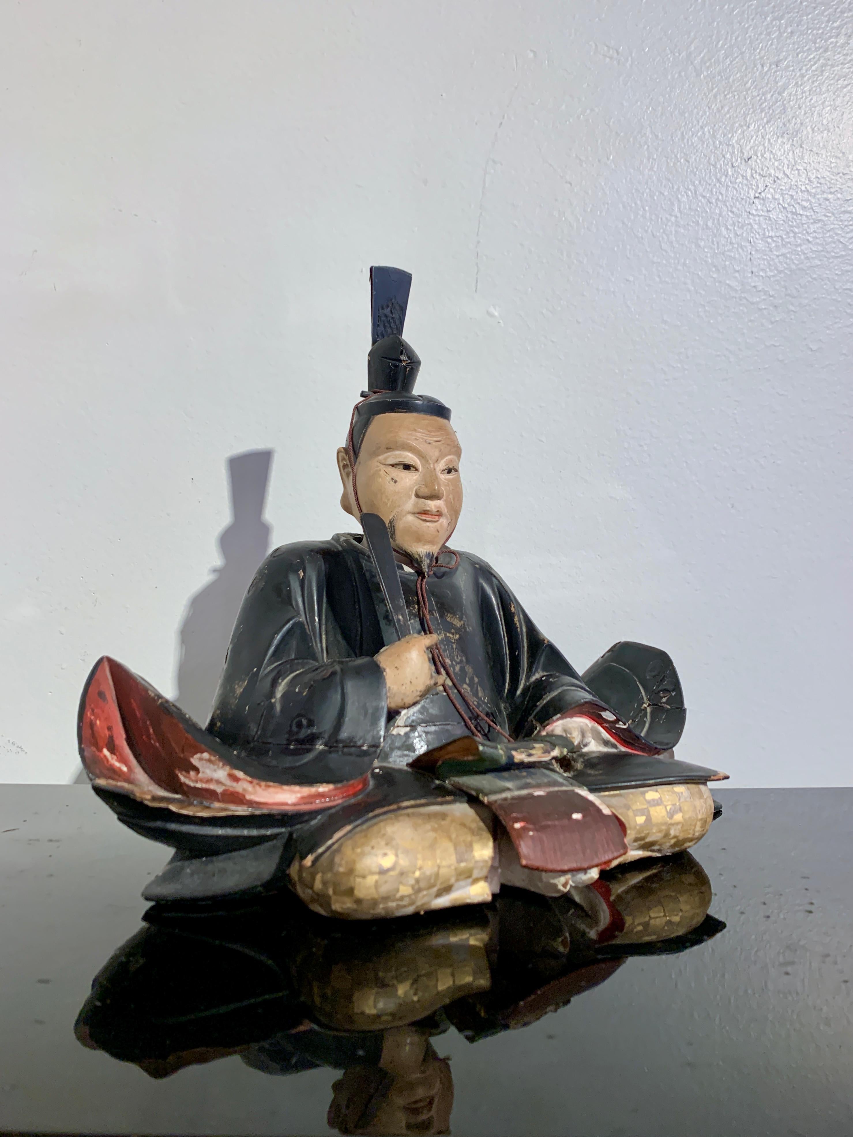 Insólita escultura japonesa en madera tallada, lacada y decorada en dorado, retrato de un shogun, Periodo Edo, principios del siglo XIX, Japón. 

El shogun no identificado (posiblemente Tokugawa Ieyasu), sentado en una pose de retrato tradicional,