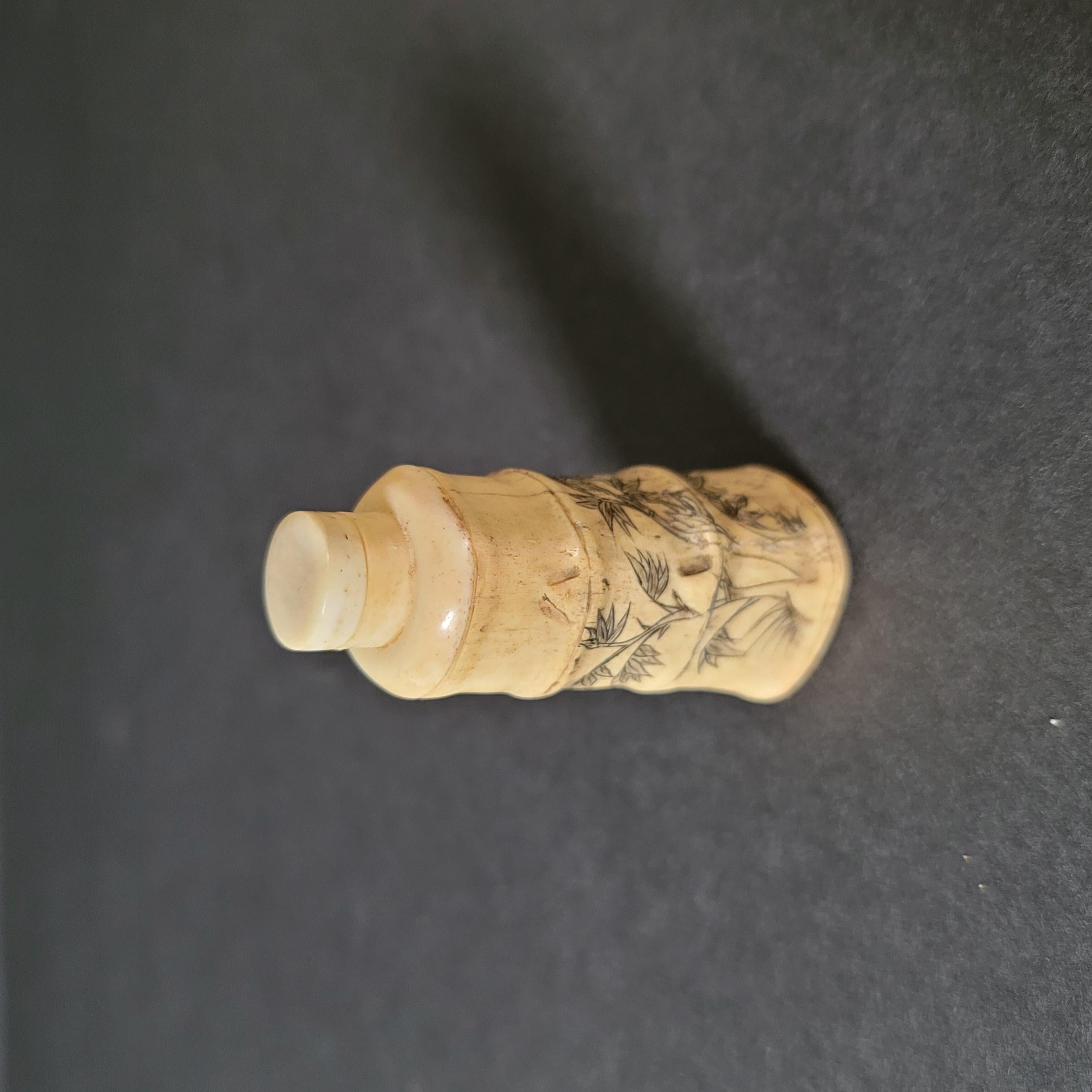 Presenting an astonishing Japanese Antique Carved Bone bamboo-form snuff bottle, museum quality.

Dimension: 2.5